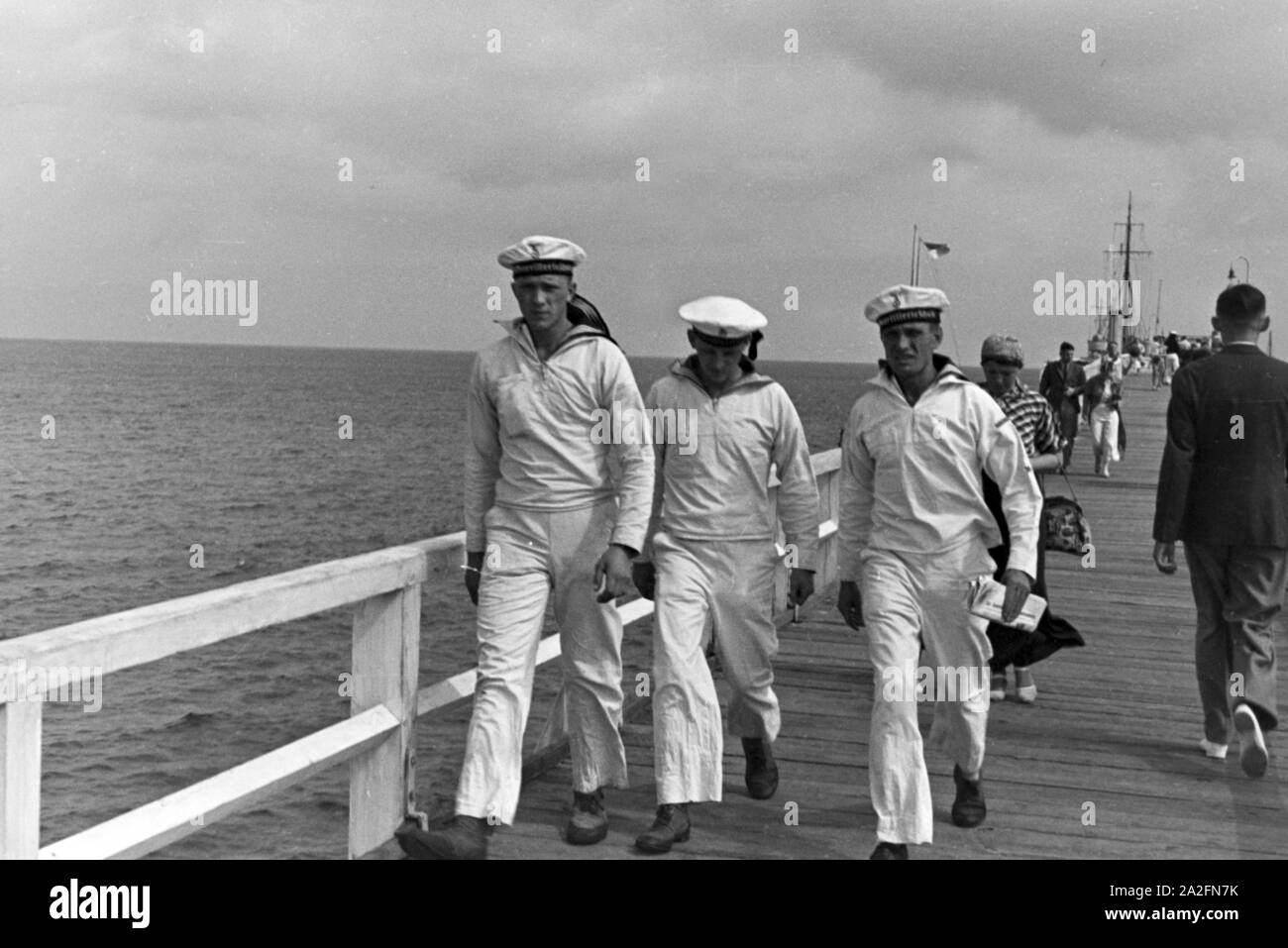 Matrosen des Artillerie Schulbootes 'Fuchs' beim Landgang im Hafen von Usedom an der Ostsee, Deutschland 1930er Jahre. Segler der Artillerie Bildung Boot 'Fuchs' auf Landgang im Usedom Hafen an der Ostsee, Deutschland 1930. Stockfoto