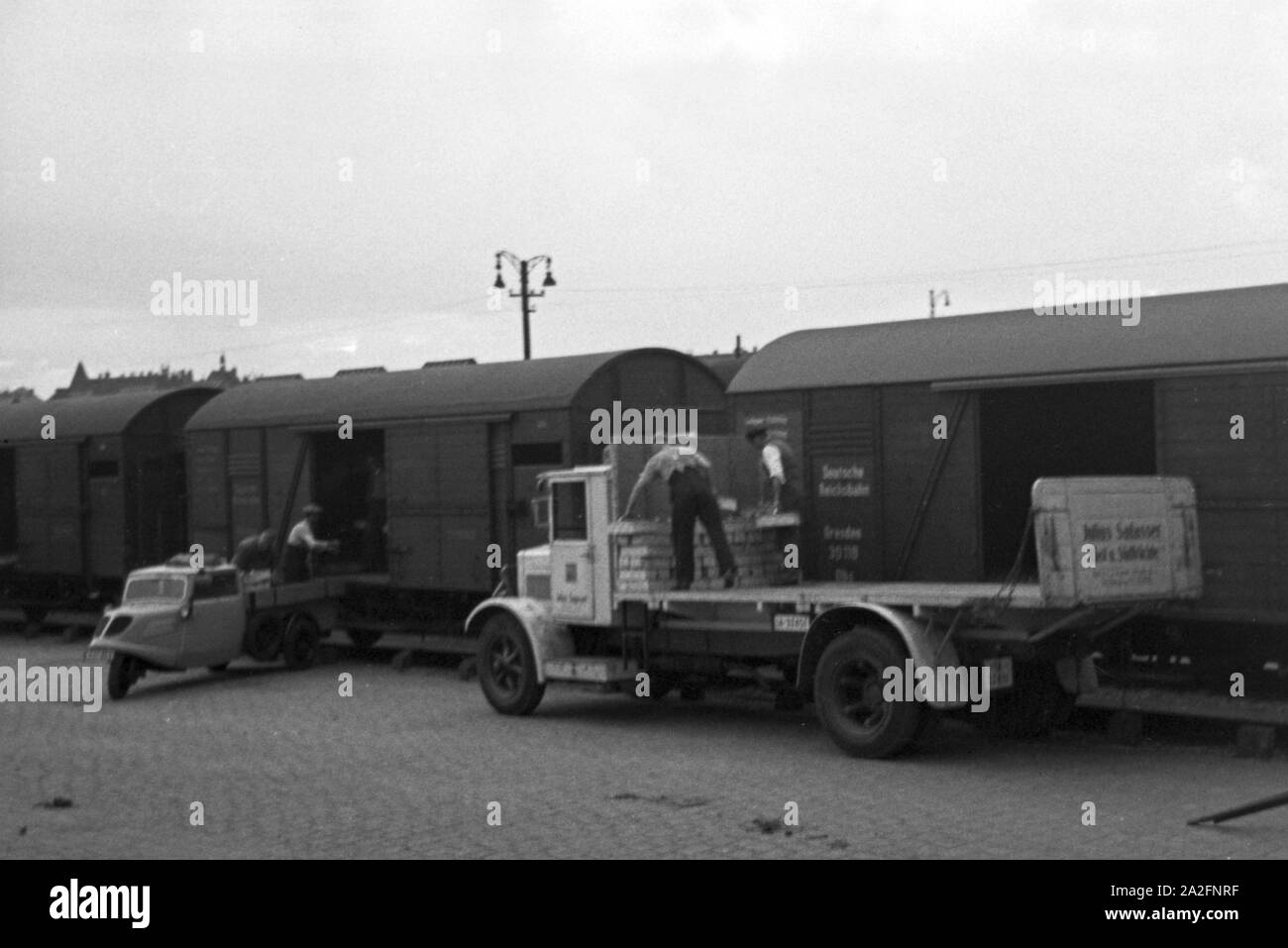 Güterzüge Verladen der Erdbeerernte in der Deutschen Reichsbahn am Bahnhof, Deutschland 1930er Jahre. Laden Züge mit Erdbeere Ernte auf der Station, Deutschland 1930. Stockfoto