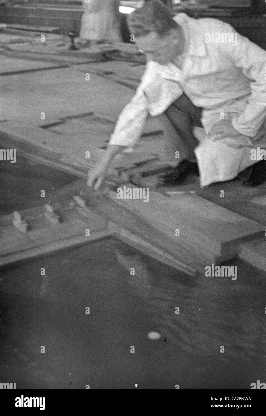 Im Flußbau Laboratorium in Karlsruhe wird ein Modell eines Staudamms durch einen Modellbauer modelliert, Deutschland 1930er Jahre. Am Fluss Engineering Laboratory in Karlsruhe ein Modell eines Flusses Schwall von einem Modellbauer konstruiert wird, Deutschland 1930. Stockfoto