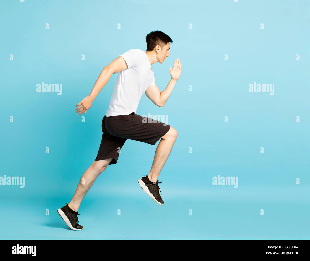 In voller Länge Porträt der jungen fitness Mann laufen Stockfoto