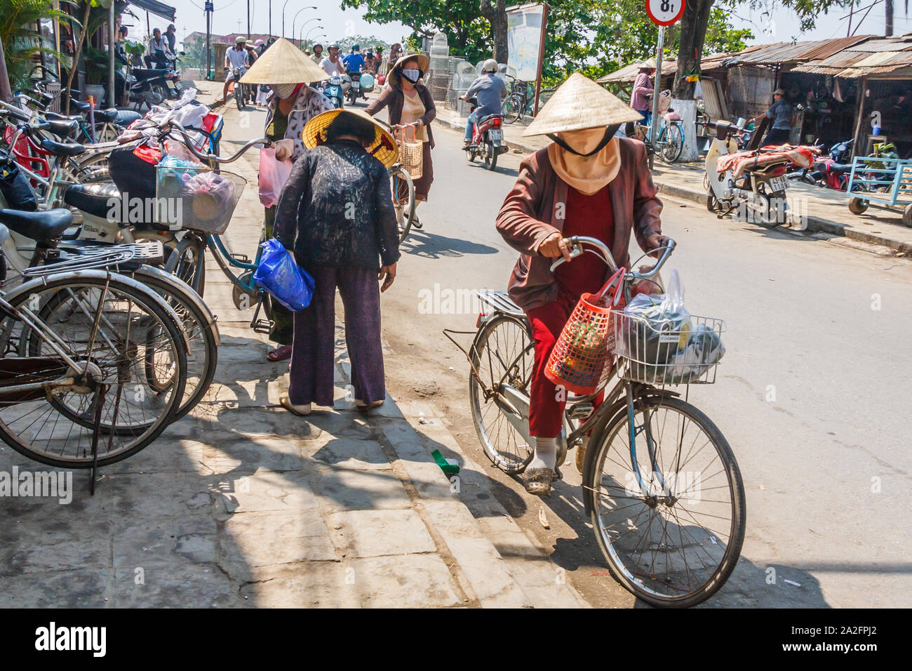 Hoi An, Vietnam - 3. März 2010: Frauen auf Fahrrädern. Radfahren ist immer noch eine beliebte Form der Transport Stockfoto