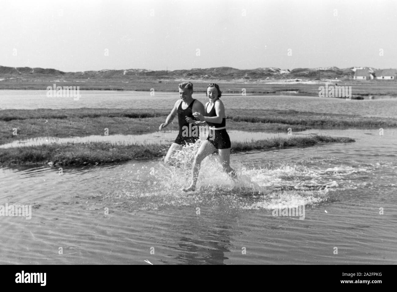 Urlauber am Strand der Nordseeinsel Juist, Deutschland 1930er Jahre. Urlauber am Strand der ostfriesischen Insel Juist, Deutschland 1930. Stockfoto