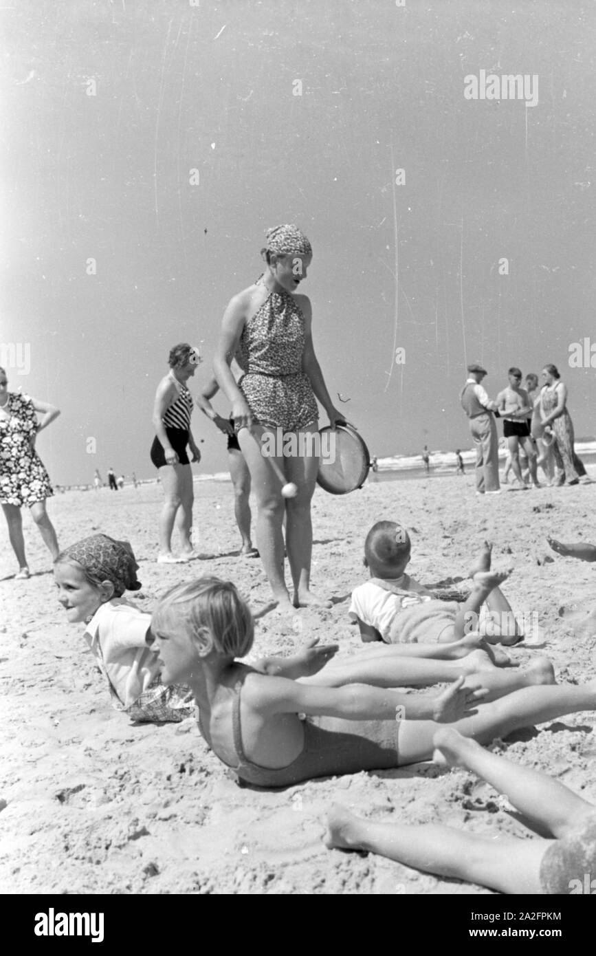 Kinderunterhaltung auf der Nordseeinsel Juist, Deutschland 1930er Jahre. Unterhaltung für Kinder und Jugendliche auf der ostfriesischen Insel Juist, Deutschland 1930. Stockfoto