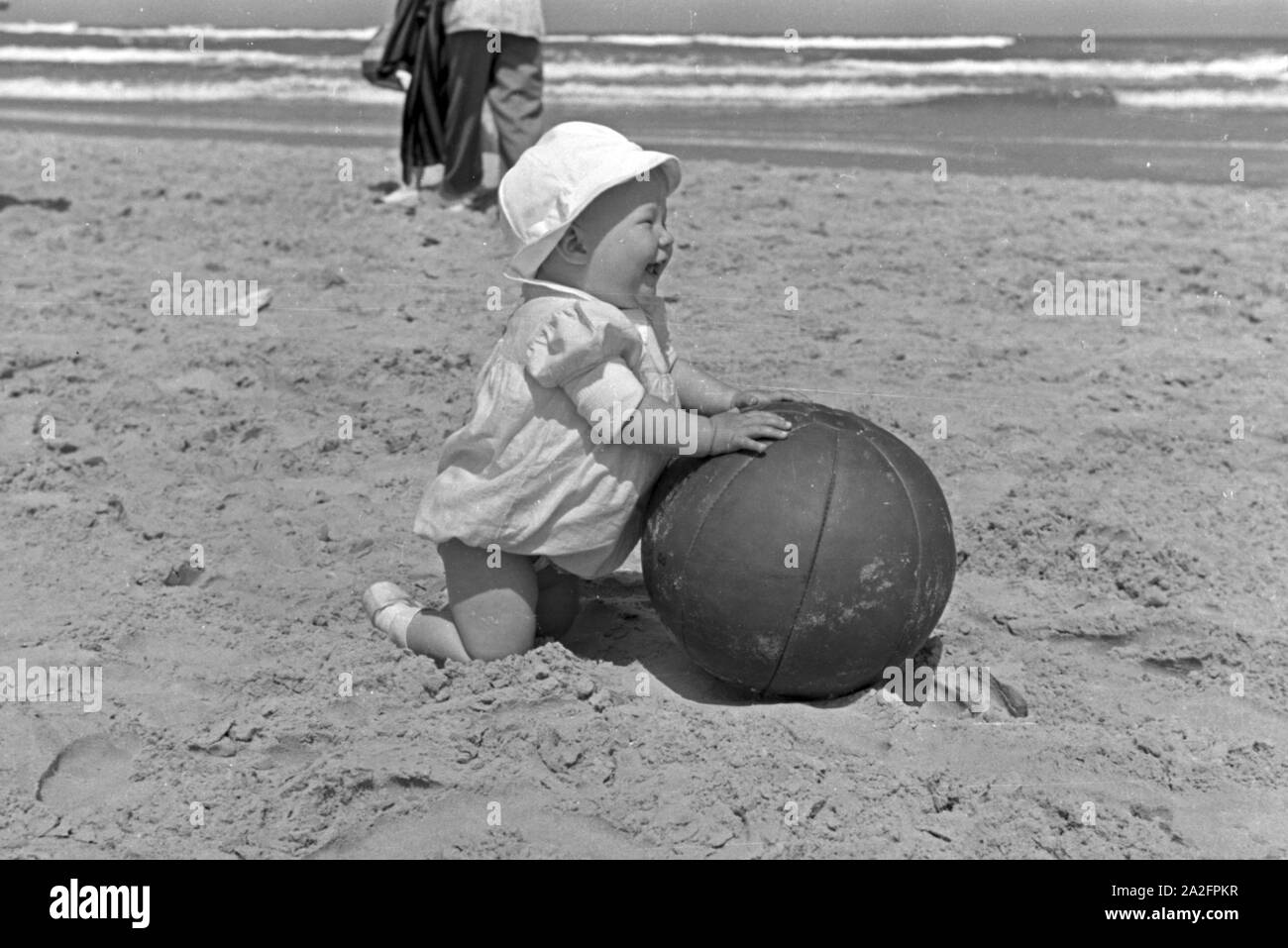 Kinderunterhaltung auf der Nordseeinsel Juist, Deutschland 1930er Jahre. Unterhaltung für Kinder und Jugendliche auf der ostfriesischen Insel Juist, Deutschland 1930. Stockfoto