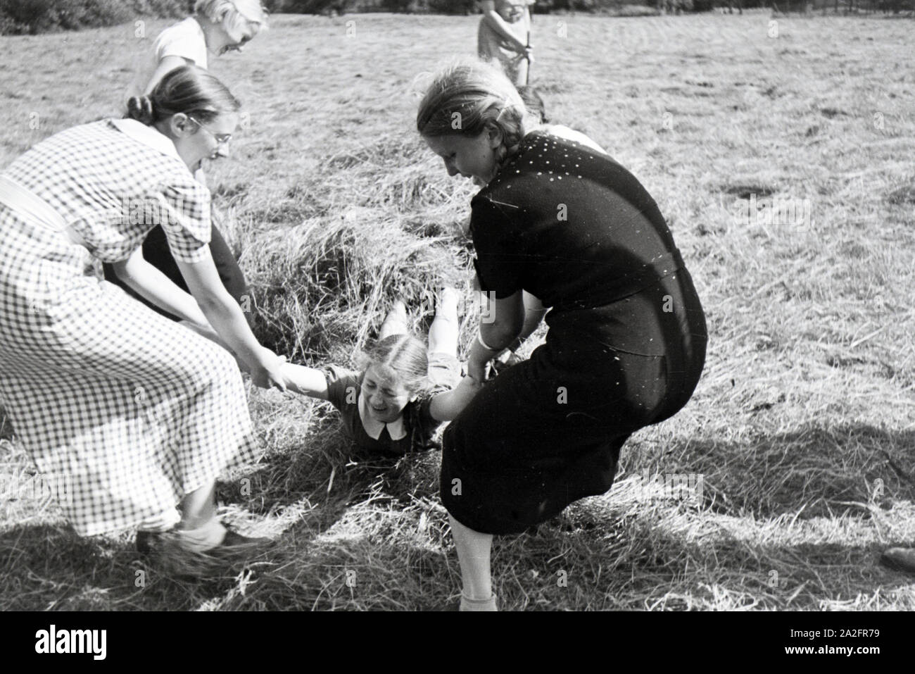 Schülerinnen des Schülerheims Kolonial Harzburg bei der Arbeit, Deutsches Reich 1937. Studenten der kolonialen Schule Harzburg am Arbeitsplatz; Deutschland 1937. Stockfoto