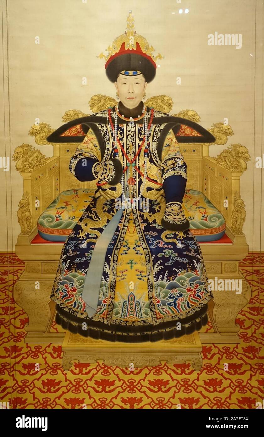 Kaiserinmutter Chongqing im Alter von 68 Jahren, wahrscheinlich von Giuseppe Castiglione und Gericht Maler in Peking, China, Qianlong Periode, C. 1751 AD, Tusche und Farbe auf Seide Stockfoto