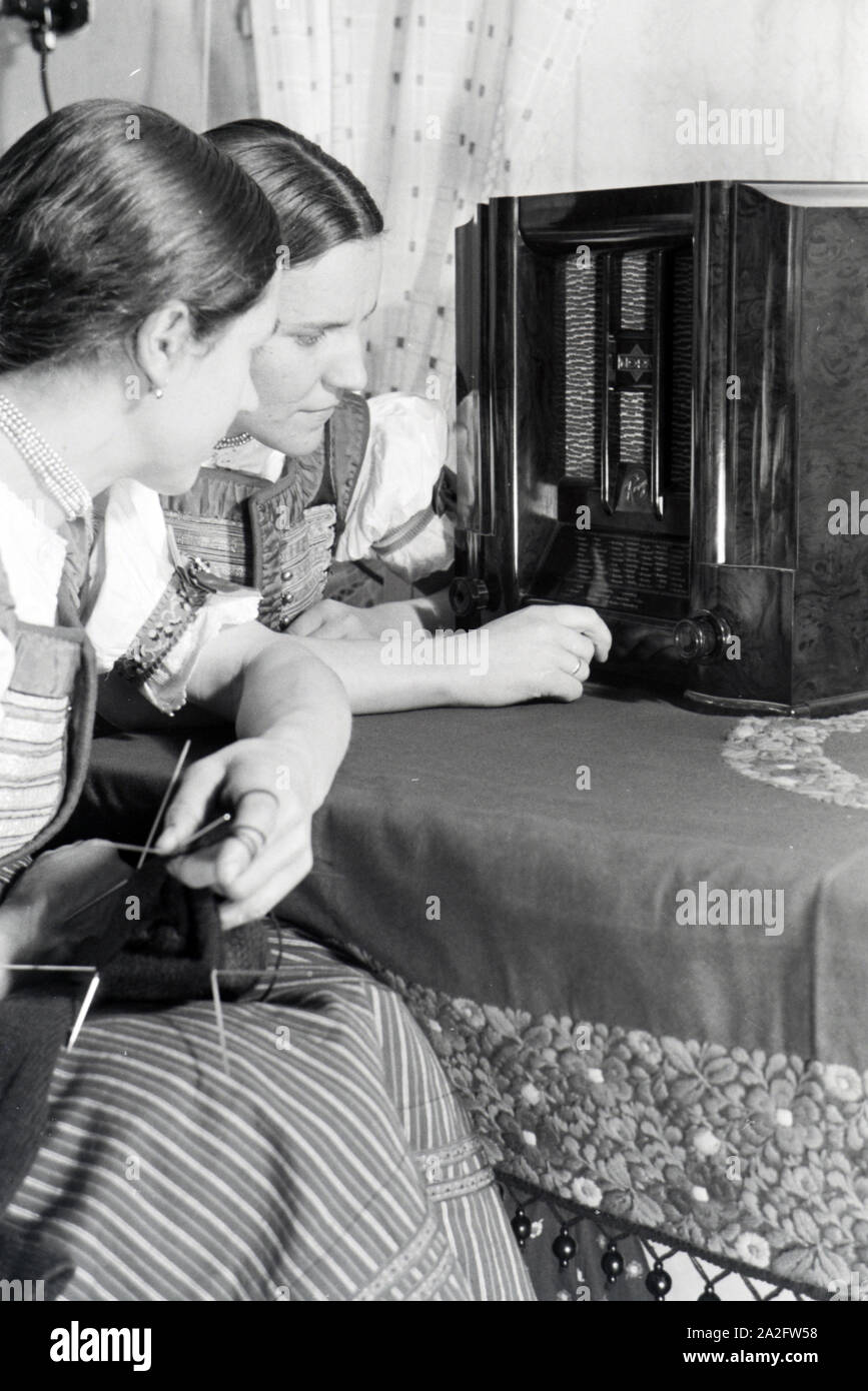 Schlesische Stickerinnen bei der Arbeit, Schönwald in Deutschland, Deutsches Reich 30er Jahre. Schlesische Stickerinnen, Schönwald in Oberschlesien, Deutschland 1930. Stockfoto