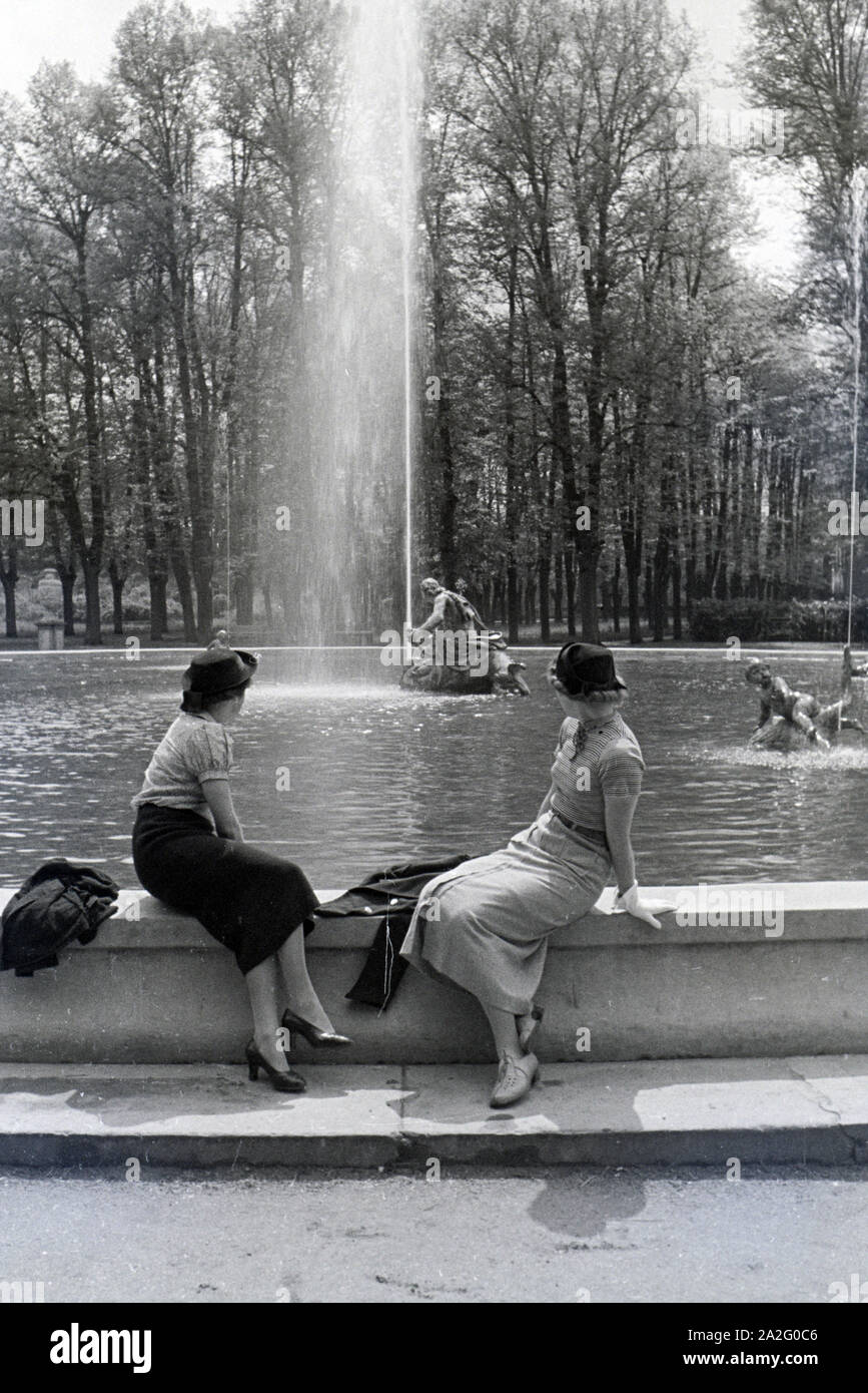 Ein Ausflug zum Schloss Schwetzingen, Deutsches Reich 30er Jahre. Eine Exkursion nach Schwetzingen; Deutschland 1930. Stockfoto