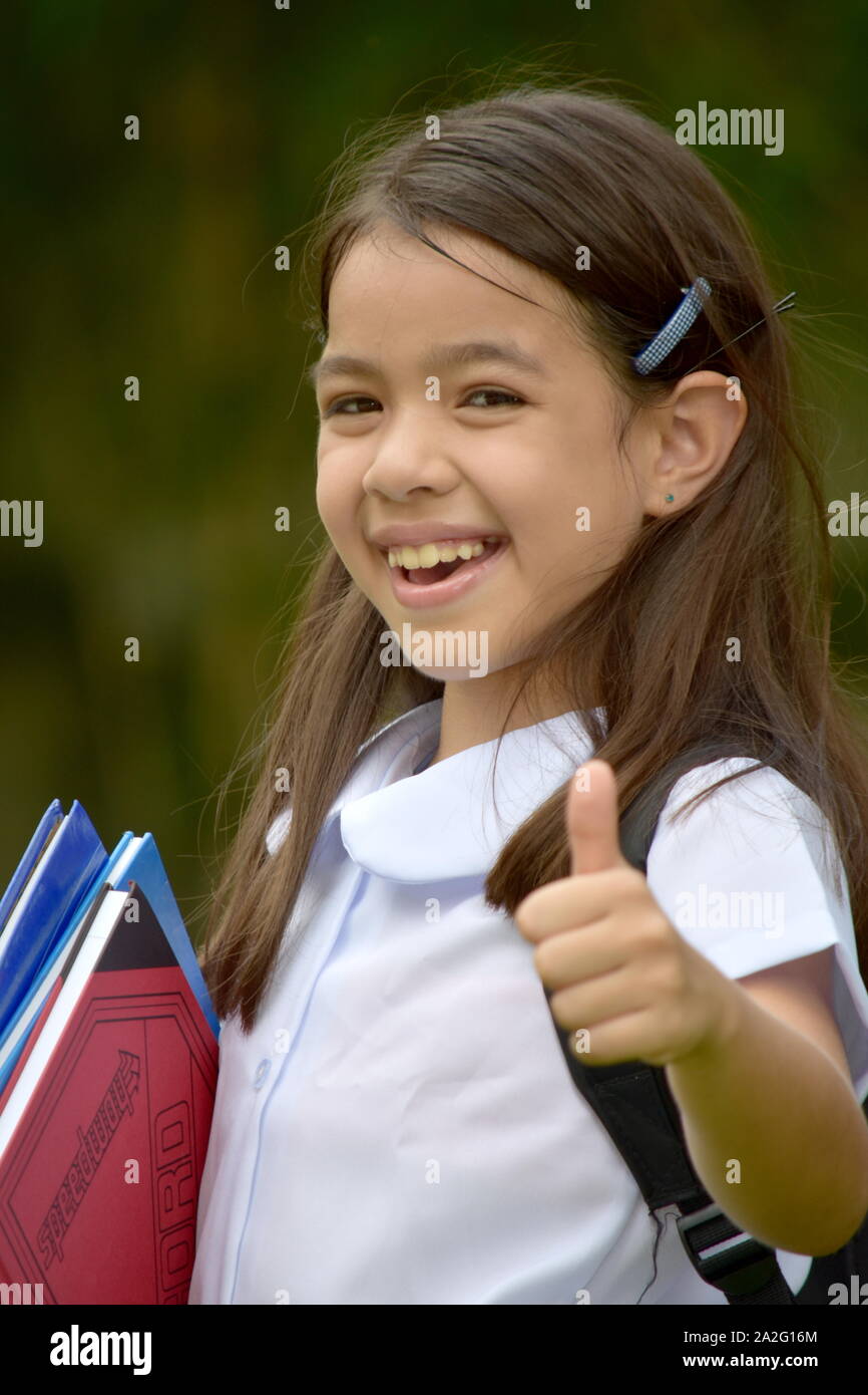 Diverse Mädchen Student und Glück tragen Schuluniform mit Notebooks Stockfoto