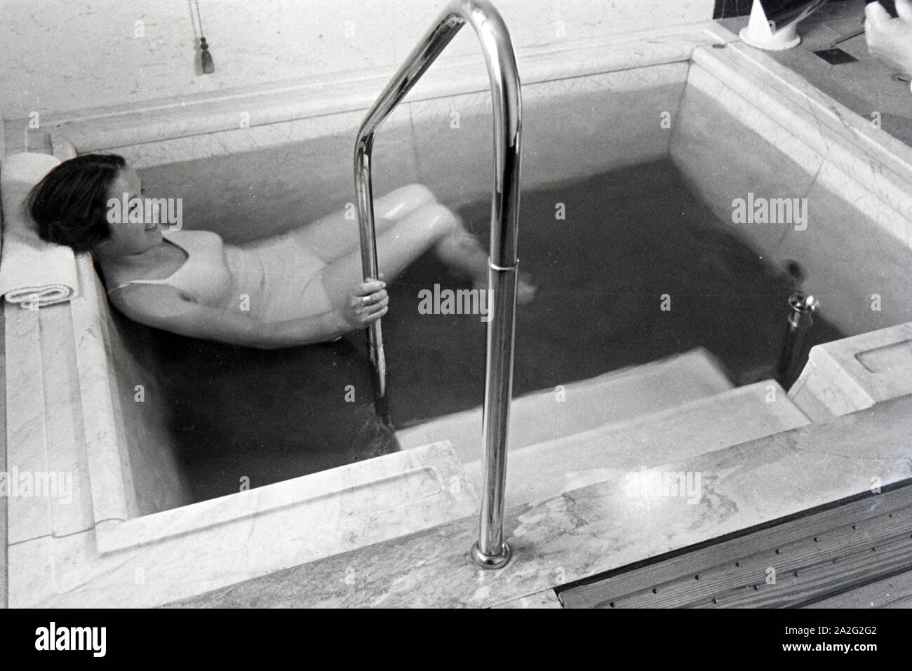 Eine junge Frau bei ihrem 206 des Heißwasserbeckens in den Caracalla Thermen in Baden-Baden, Deutschland, 1930er Jahre. Eine junge Frau, die in der heißen Wasser Pool in der Caracalla Therme in Baden-Baden, Deutschland 1930. Stockfoto