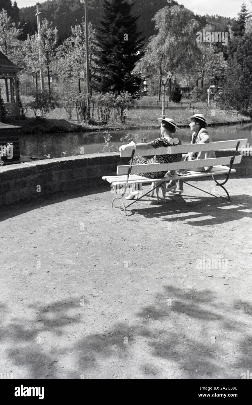 Zwei Damen im Kurpark Hirsau, Schwarzwald, Deutsches Reich 30er Jahre. Zwei ladys im Kurpark Hirsau, Schwarzwald, Deutschland 1930. Stockfoto
