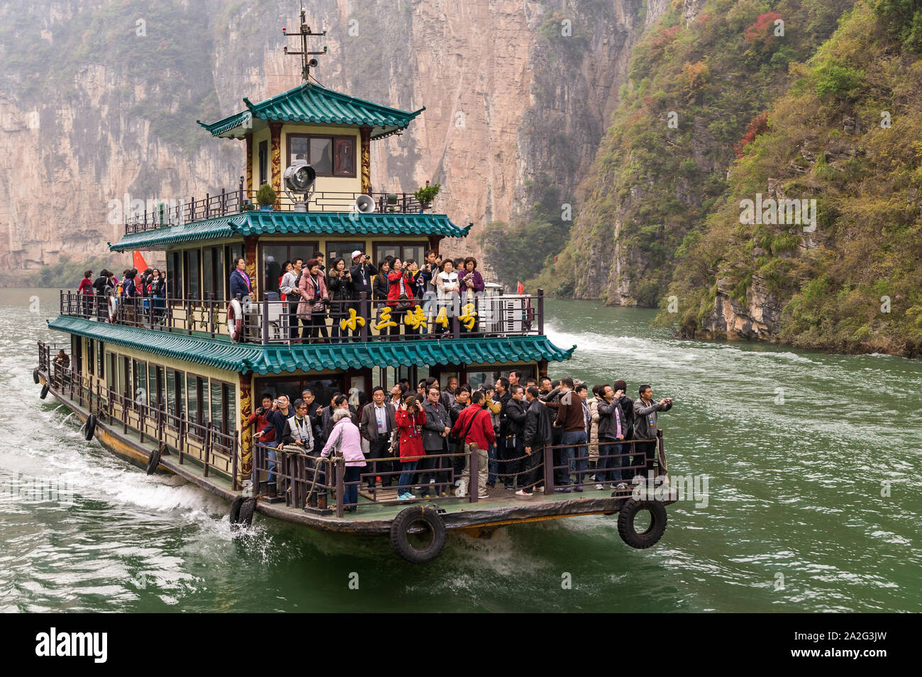 Chongqing, China, 19. November 2012: mit Touristen überfüllten Schiff segeln entlang der Drei Schluchten, Stockfoto