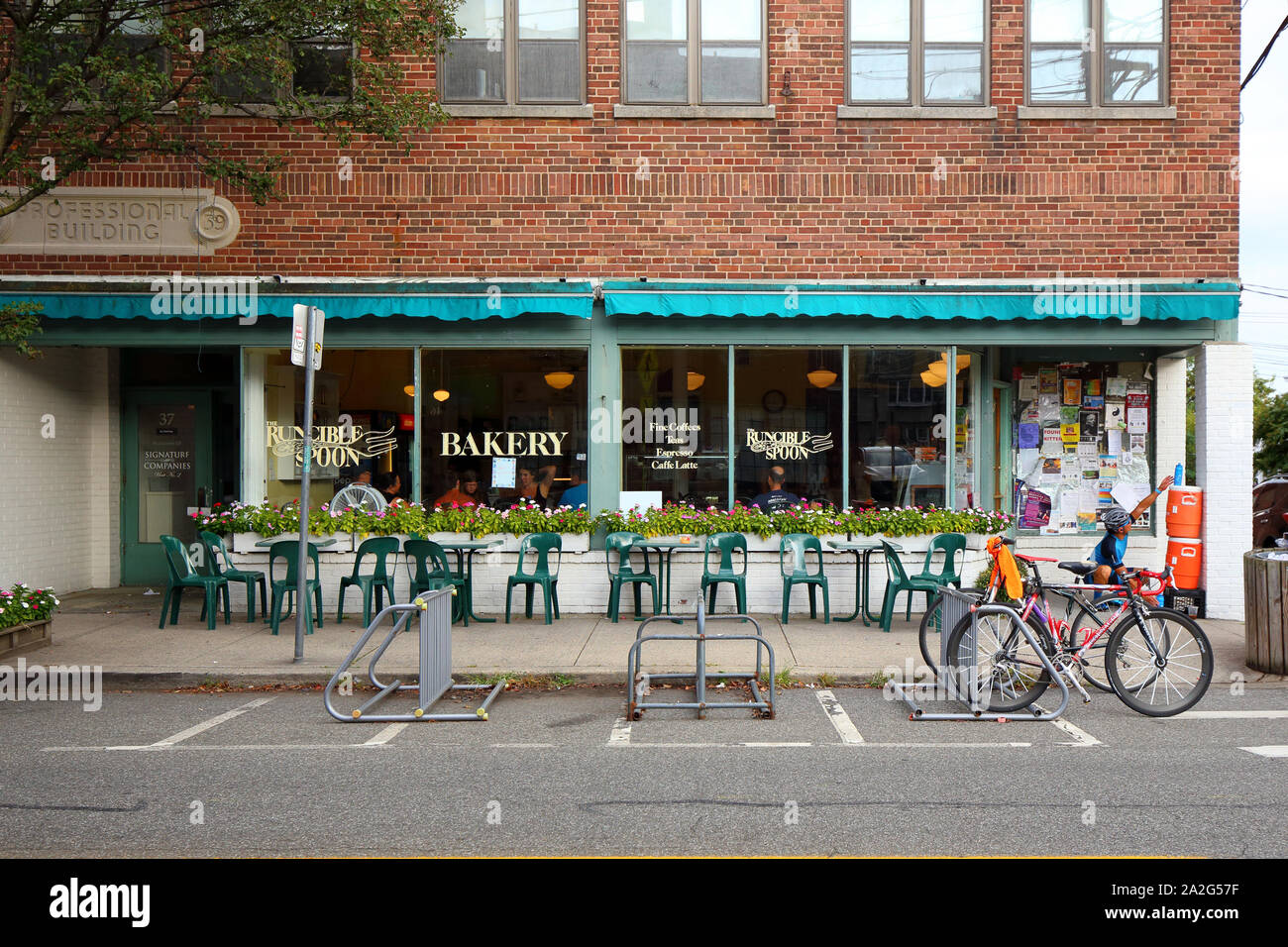 Runcible Löffel Bäckerei, 37 North Broadway, Nyack, NY. aussen Storefront einer Bäckerei, und Straßencafé. Stockfoto