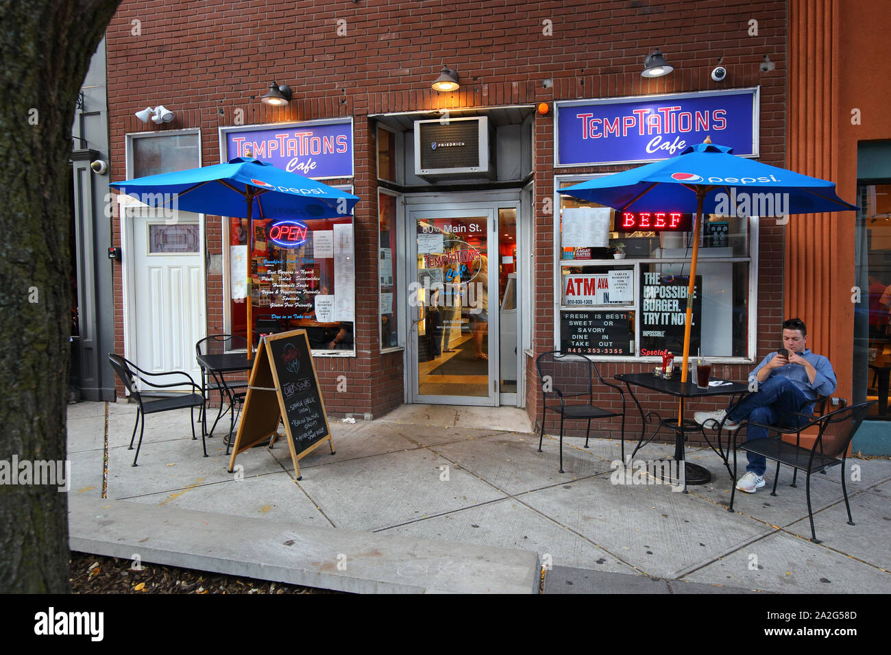 Versuchungen, Cafe, 80 Main Street, Nyack, NY. aussen Storefront einer Eisdiele und Straßencafé. Stockfoto