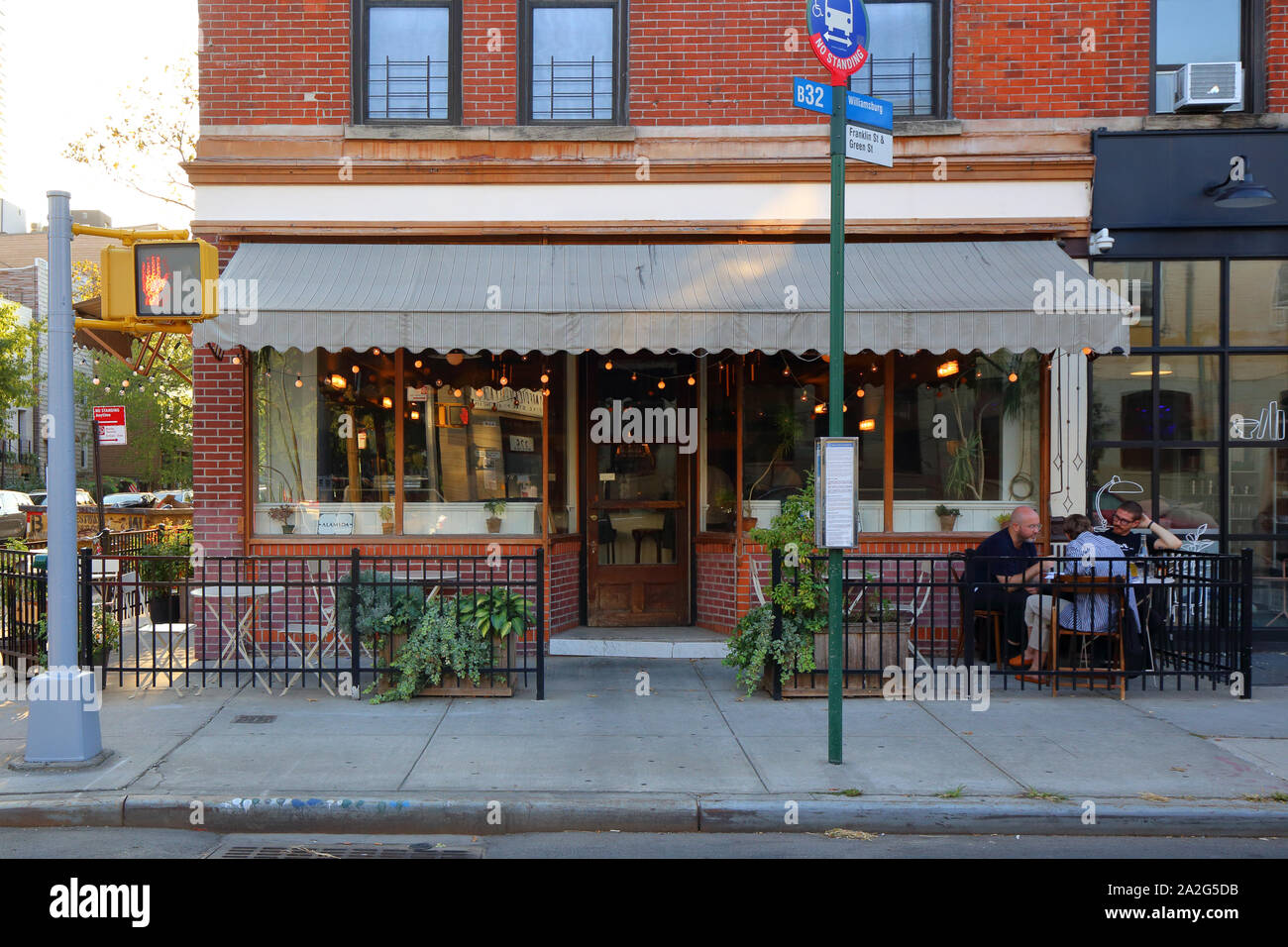 Alameda, 195 Franklin Street, Brooklyn, NY. aussen Storefront einer Cocktail Lounge, mit einem Straßencafe in Greenpoint Stockfoto