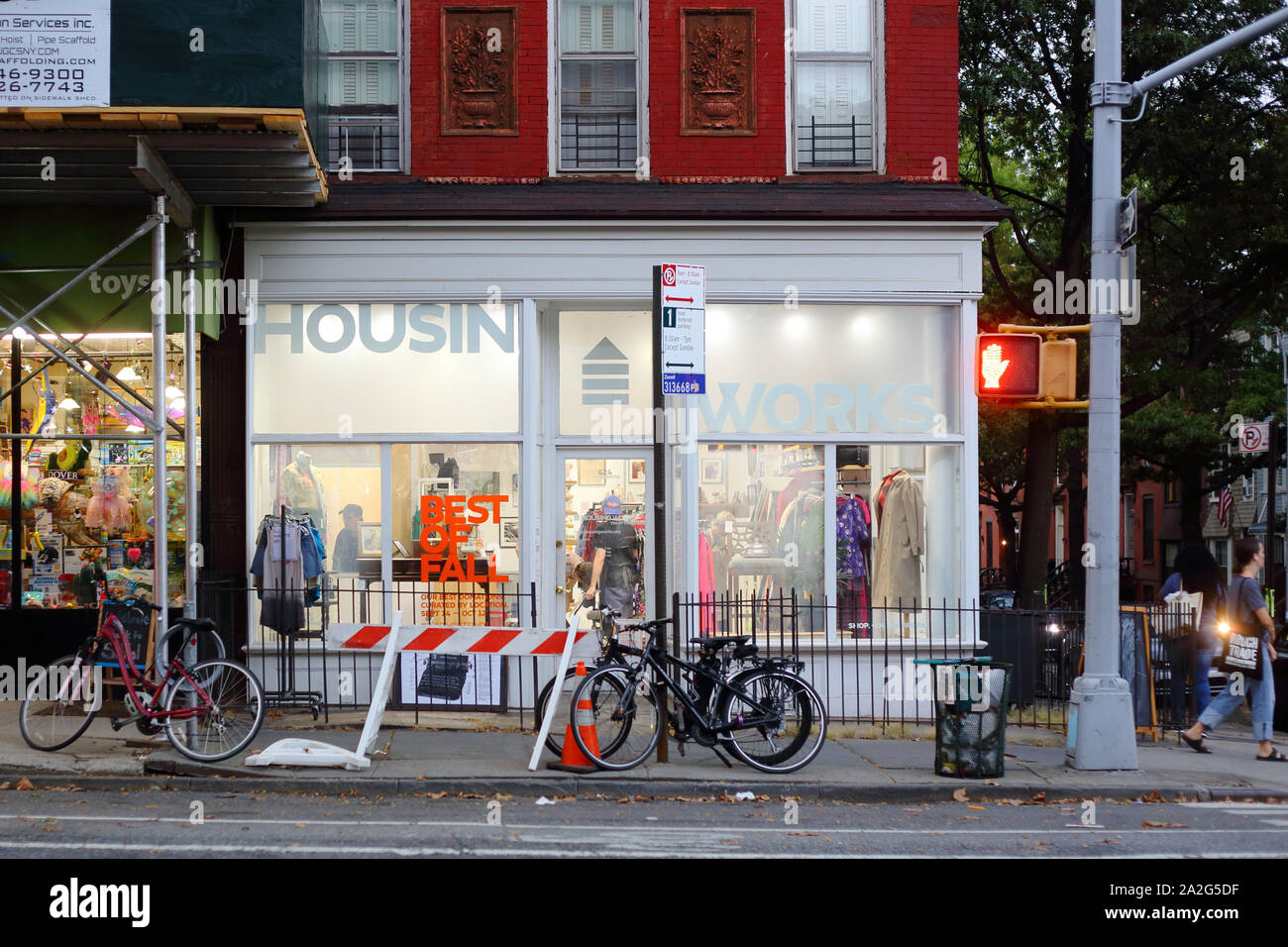 Gehäuse arbeitet Sparsamkeitgeschäfte, 424 7th Avenue, Brooklyn, NY. aussen Verkaufsplattform für eine zweite Hand Thrift Shop in Park Slope. Stockfoto