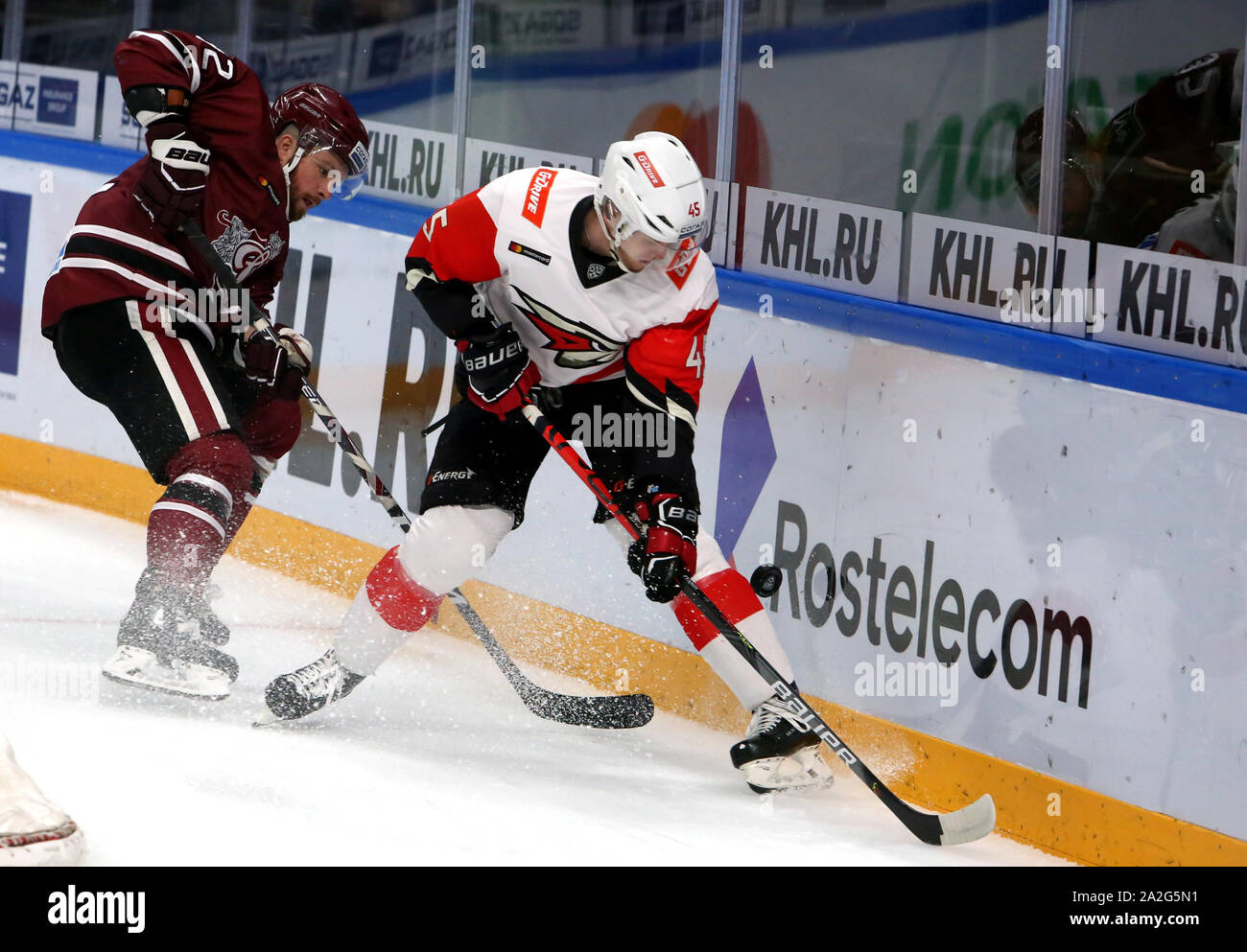 Riga, Lettland. 2. Okt, 2019. Benjamin Marshall (L) von Dinamo Riga Mias mit Valentin Pyanov von Omsk Avangard während der 2019-2020 Kontinental Hockey League (KHL) Eishockeymatch zwischen Dinamo Riga und Omsk Avangard in Riga, Lettland, Oktober 2, 2019. Credit: Edijs Palens/Xinhua/Alamy leben Nachrichten Stockfoto