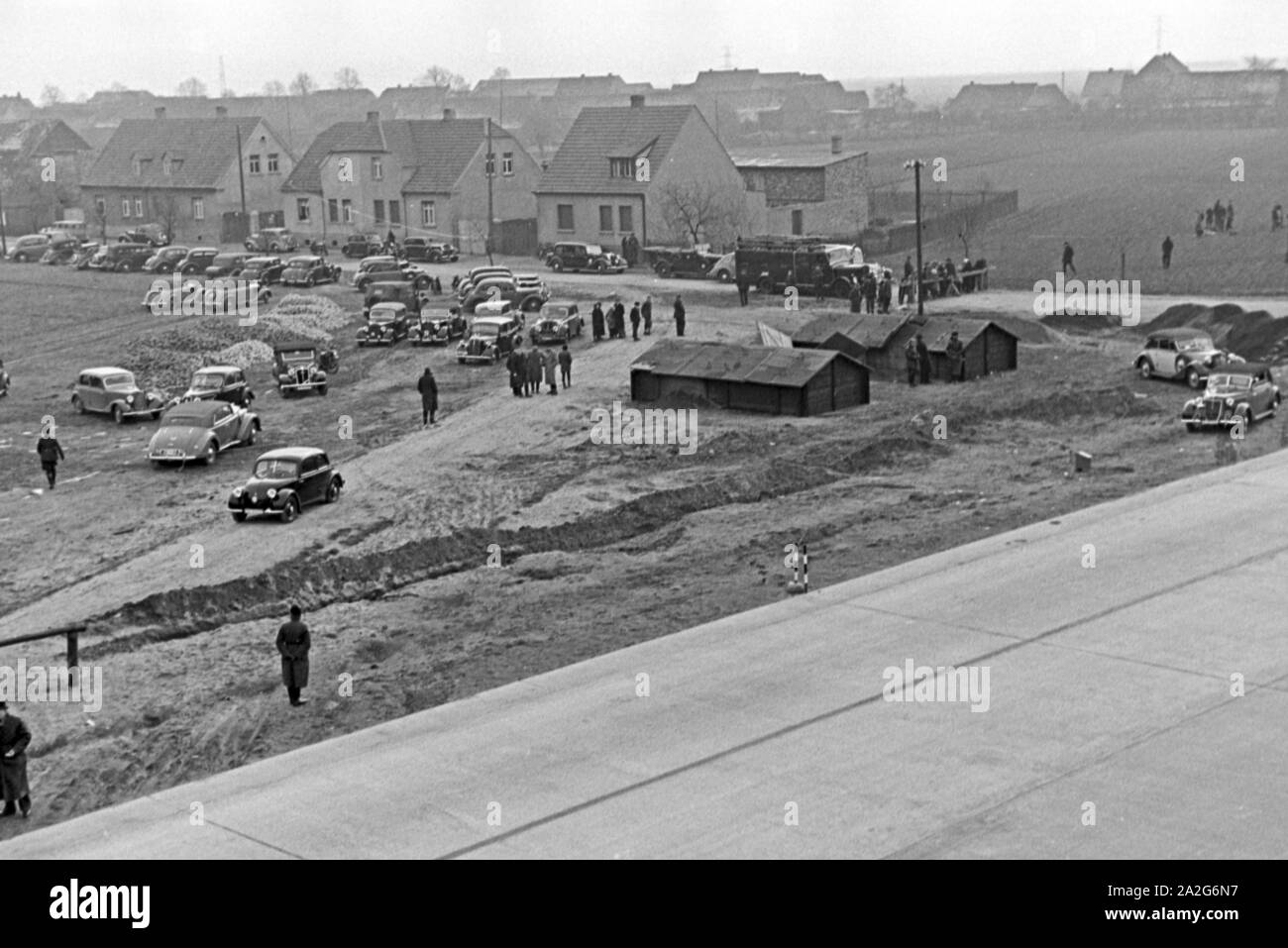 Besucherparkplatz und Notfallzentrale an der Weltrekordversuchsstrecke an der Autobahn Frankfurt - Darmstadt, Deutschland 1930er Jahre. Besucher Parkplatz und Not base an der Rennstrecke für den Weltrekord Versuch neben der Autobahn Frankfurt - Darmstadt, Deutschland 1930. Stockfoto