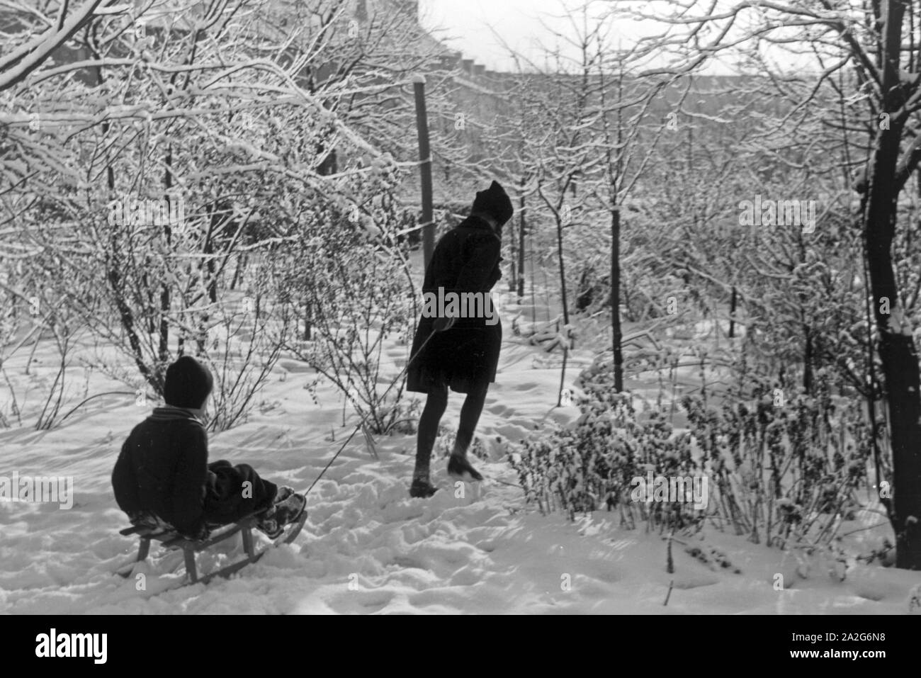 Zwei Kinder spielen im Schnee, Deutschland 1930er Jahre. Zwei Kinder spielen im Schnee, Deutschland 1930. Stockfoto