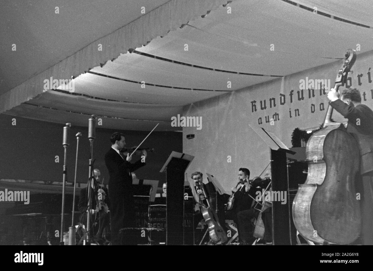 Auch der Rundfunk macht Werbung mit einem Orchester auf der Landwirtschafts- und Ernährungsmesse "Grüne Woche" in Berlin, Deutschland, 1930er Jahre. Sogar Radio ist die Werbung mit einem Orchester in den landwirtschaftlichen Messe "Grüne Woche" in Berlin, Deutschland, 1930. Stockfoto