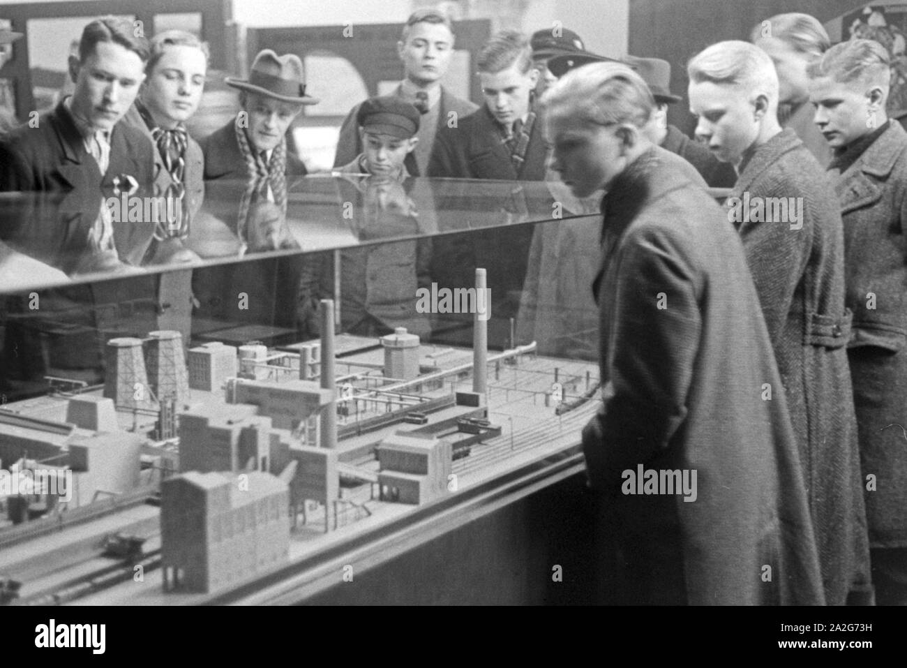 Eine Besuchergruppe ein 1963 Modell vom Schaubergwerk Zeche Oberhausen, Deutschland 1930er Jahre. Ein Besucher Gruppe auf ein Modell des showmine Zeche Oberhausen, Deutschland 1930. Stockfoto