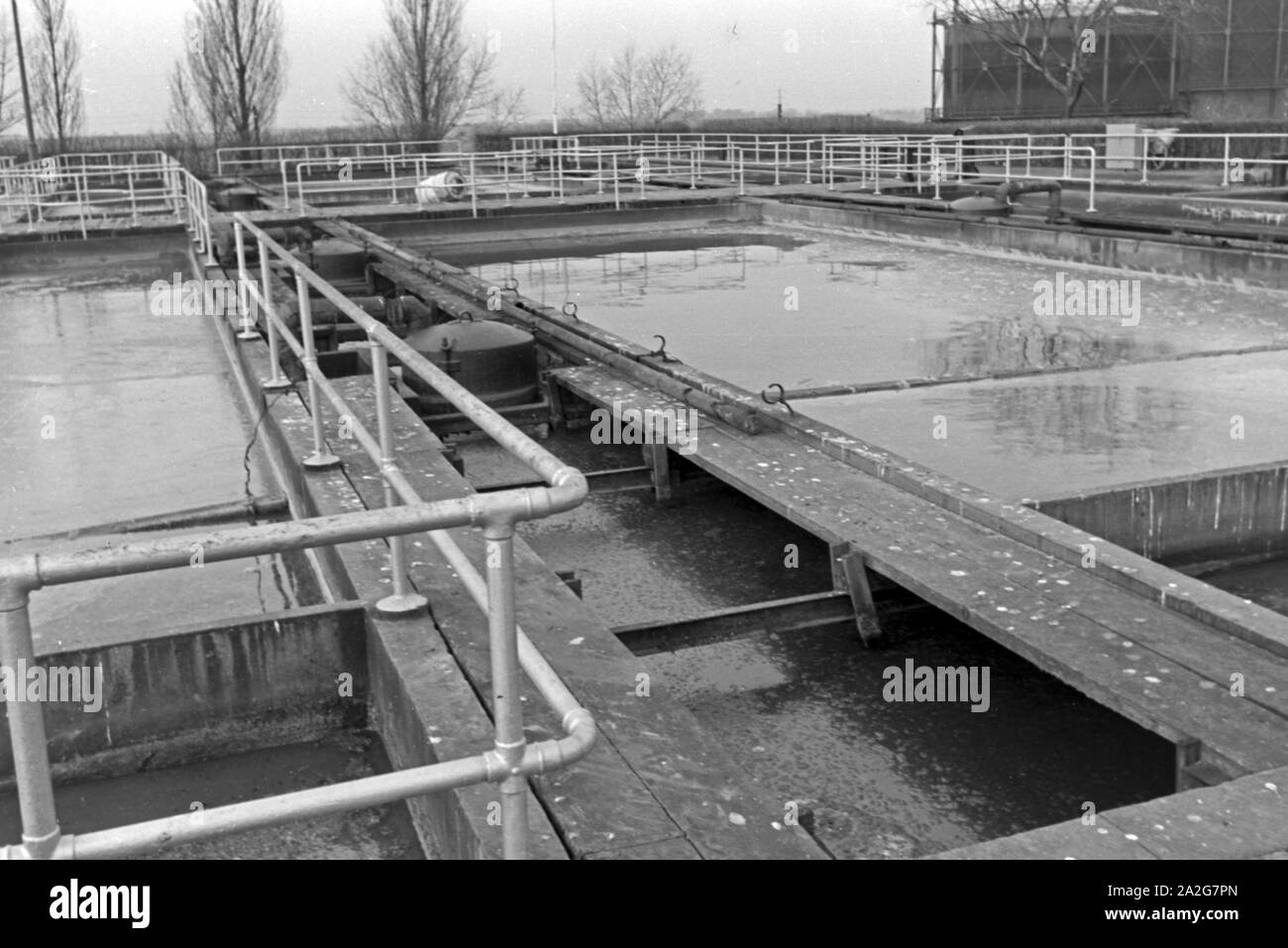 Sickergruben und Faulbecken in einem Klärwerk, Deutschland 1930er Jahre. Aufnahme von Brunnen und digester Tanks an eine Kläranlage, in Deutschland 1930. Stockfoto