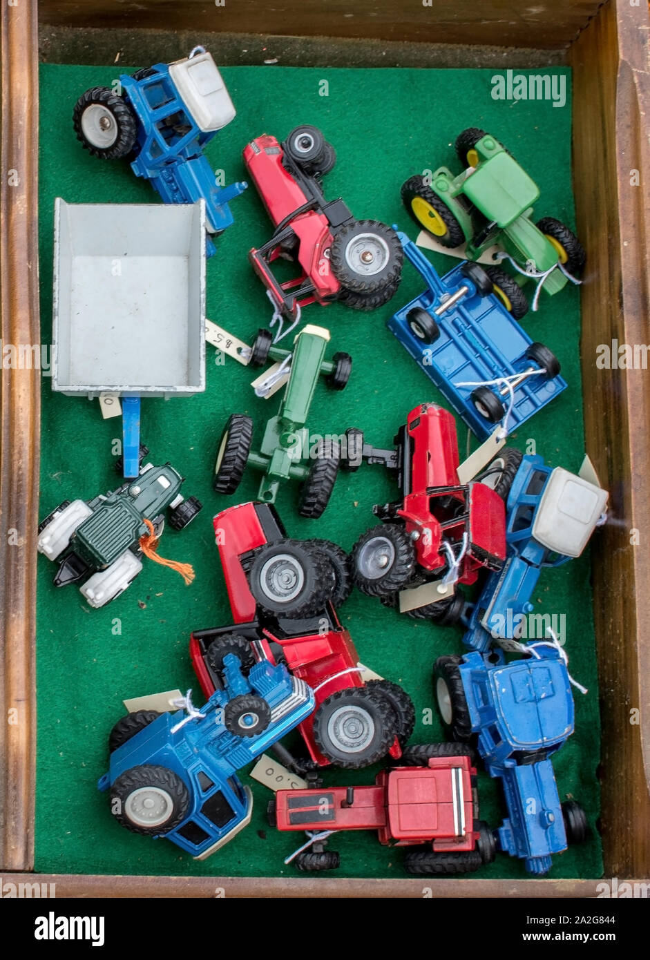 Dieses Feld von bunten Spielzeug Traktoren würde jede junior Bauer sehr glücklich machen Stockfoto