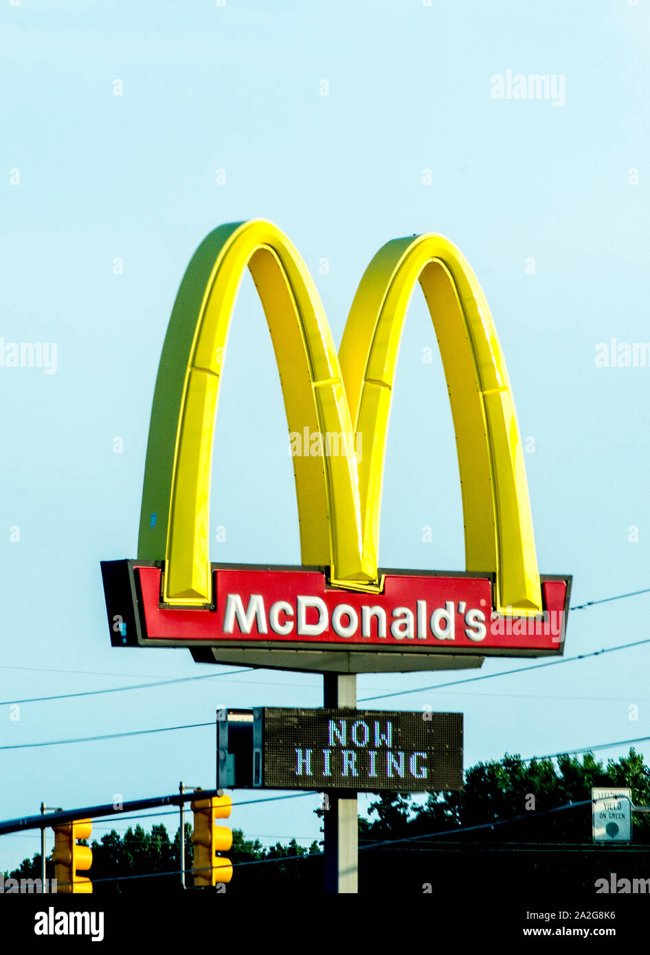 Benton Harbor, Michigan USA Sept. 11 2019; ein blinkendes Zeichen unter den goldenen Bögen, ankündigen zu können, dass Arbeitsplätze zur Verfügung stehen und diese Fast Food Franchise ist keine Stockfoto