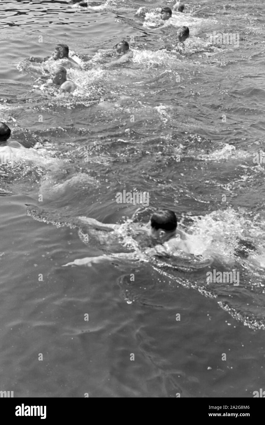 Schwimmwettkampf beim KdF-Sportheim Belzig in der Mark Brandenburg, Deutschland 1930er Jahre. Schwimmen Wettbewerb im Sport Verein bei Belzig in Brandenburg, Deutschland 1930. Stockfoto