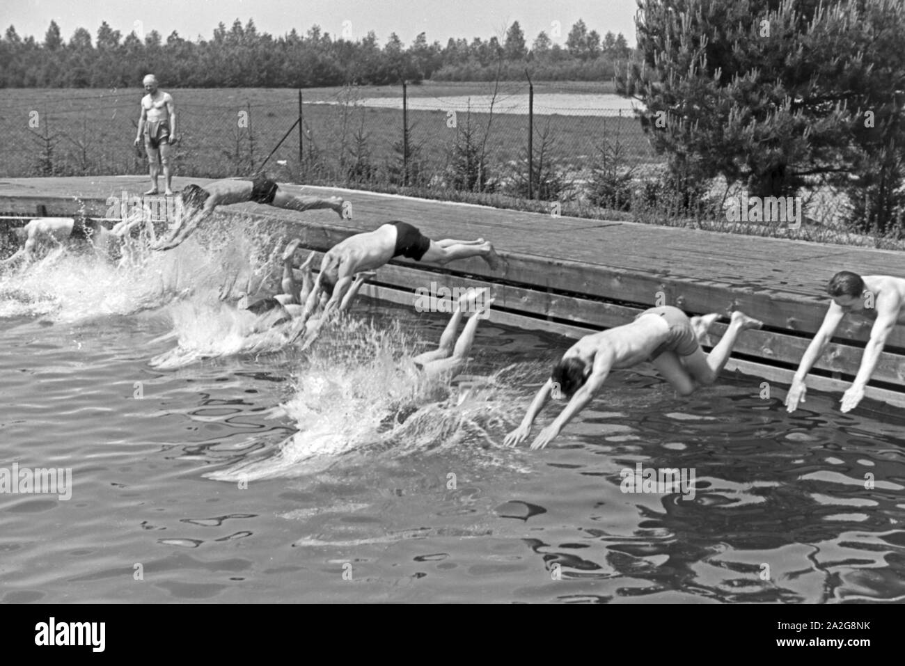 Schwimmwettkampf beim KdF-Sportheim Belzig in der Mark Brandenburg, Deutschland 1930er Jahre. Schwimmen Wettbewerb im Sport Verein bei Belzig in Brandenburg, Deutschland 1930. Stockfoto