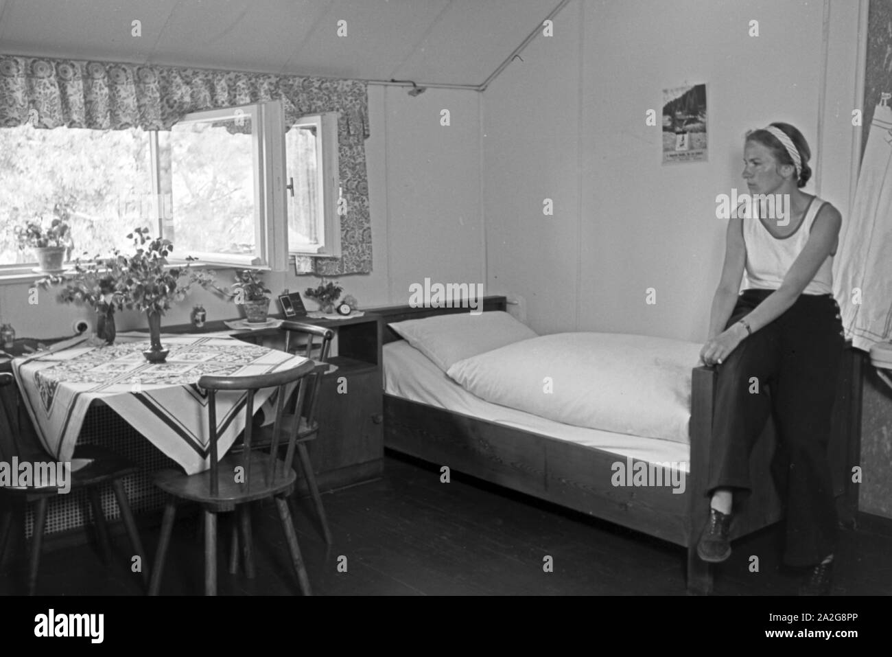 Ein Zimmer im KdF-Sportheim Belzig in der Mark Brandenburg, Deutschland 1930er Jahre. Zimmer im Sport Club Haus in Belzig in Brandenburg, Deutschland 1930. Stockfoto