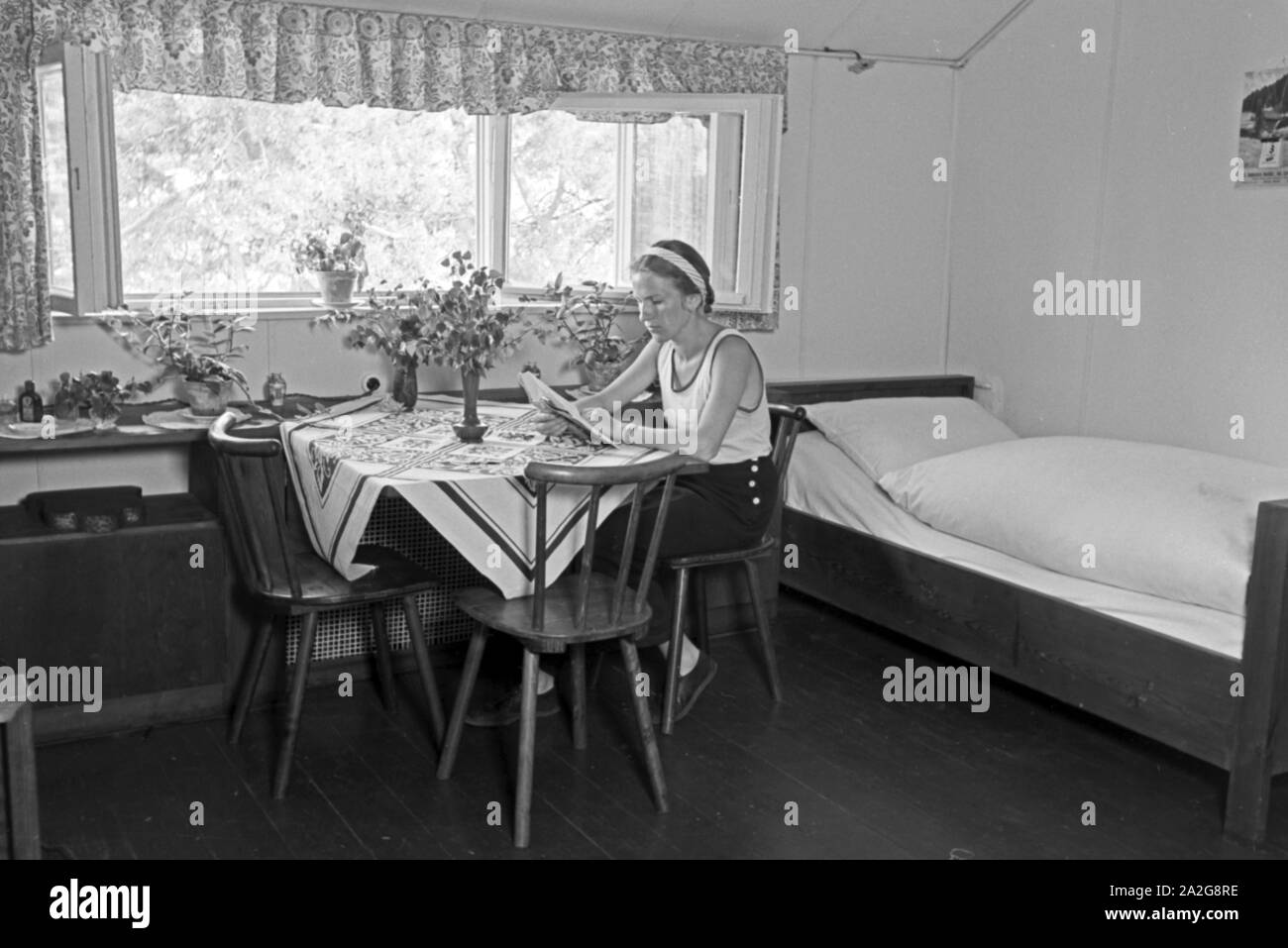 Ein Zimmer im KdF-Sportheim Belzig in der Mark Brandenburg, Deutschland 1930er Jahre. Zimmer im Sport Club Haus in Belzig in Brandenburg, Deutschland 1930. Stockfoto