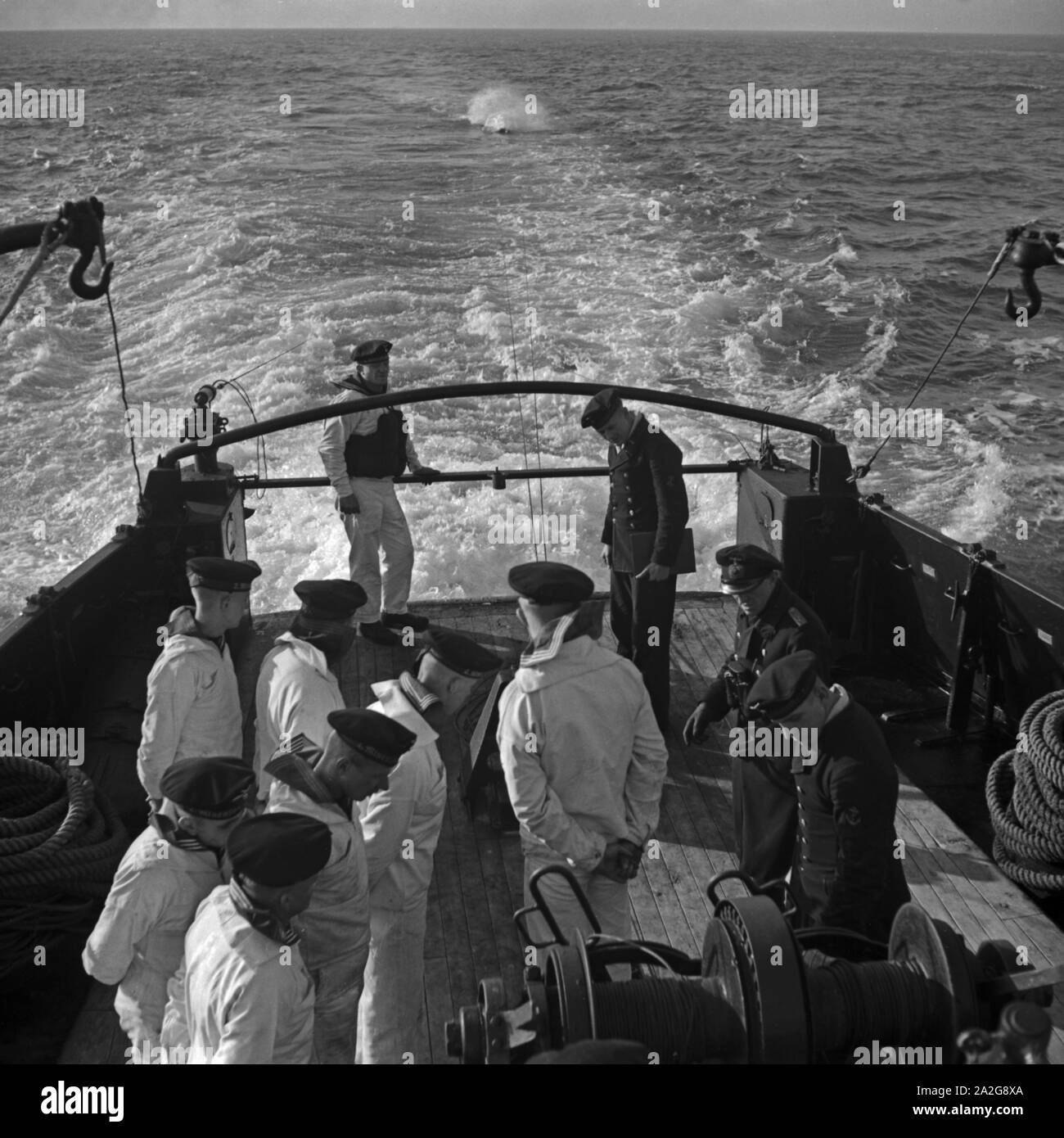Matrosen der 2. Minensuch Flotille bei einer Besprechung der Übung stand Minensuchbooten, Deutschland 1930er Jahre. Seeleute von einem Minesweeper bei einer Übung auf dem mindsweepers, Deutschland 1930. Stockfoto
