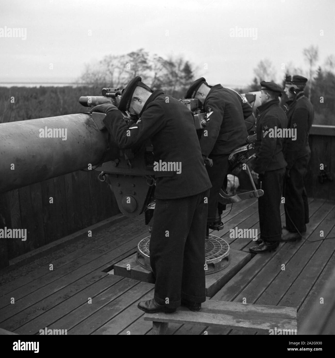 Marinesoldaten der Marineschule Wesermünde lernen den Umgang mit Fernlenkungsgeschossen, Deutschland 1930er Jahre. Marine Soldaten lernen, wie Raketen auf Wasermuende marine Schule verwenden, Deutschland, 1930. Stockfoto