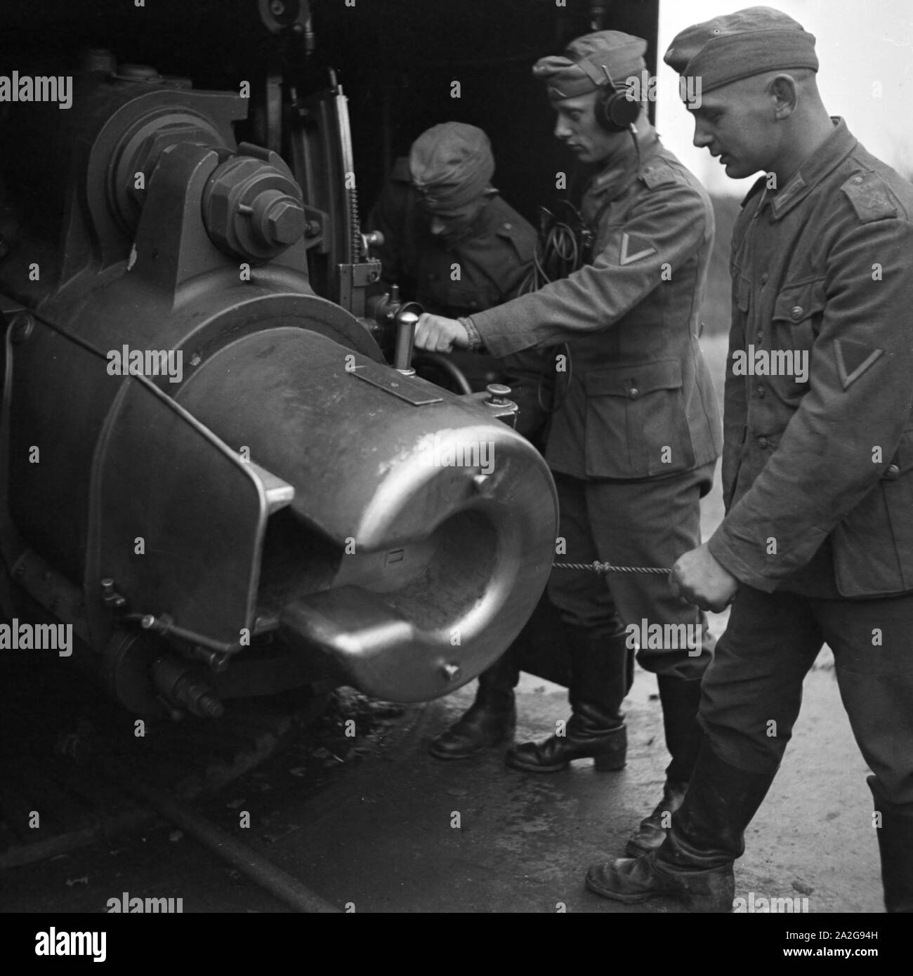 Marinesoldaten der Marineschule Wesermünde lernen den Umgang mit Fernlenkungsgeschossen, Deutschland 1930er Jahre. Marine Soldaten lernen, wie Raketen auf Wasermuende marine Schule verwenden, Deutschland, 1930. Stockfoto