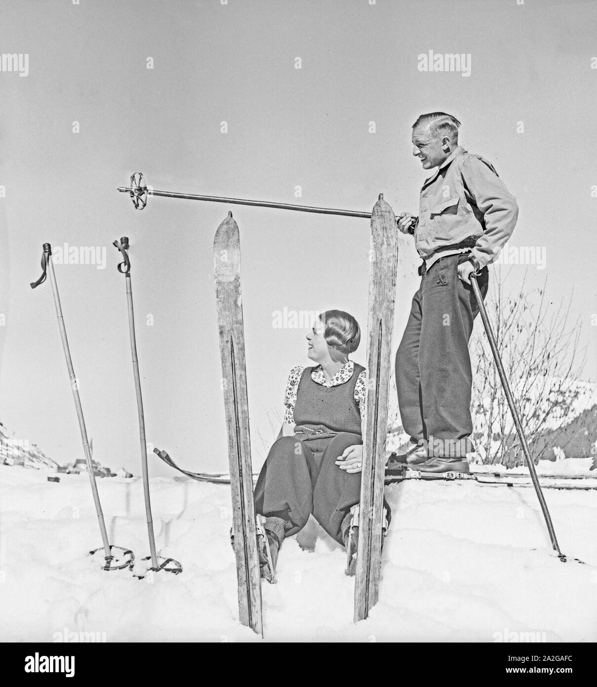 Ein Ausflug in Ein Skigebiet in Bayern, 1930er Jahre Deutsches Reich. Eine Reise in ein Skigebiet in Bayern, Deutschland der 1930er Jahre. Stockfoto