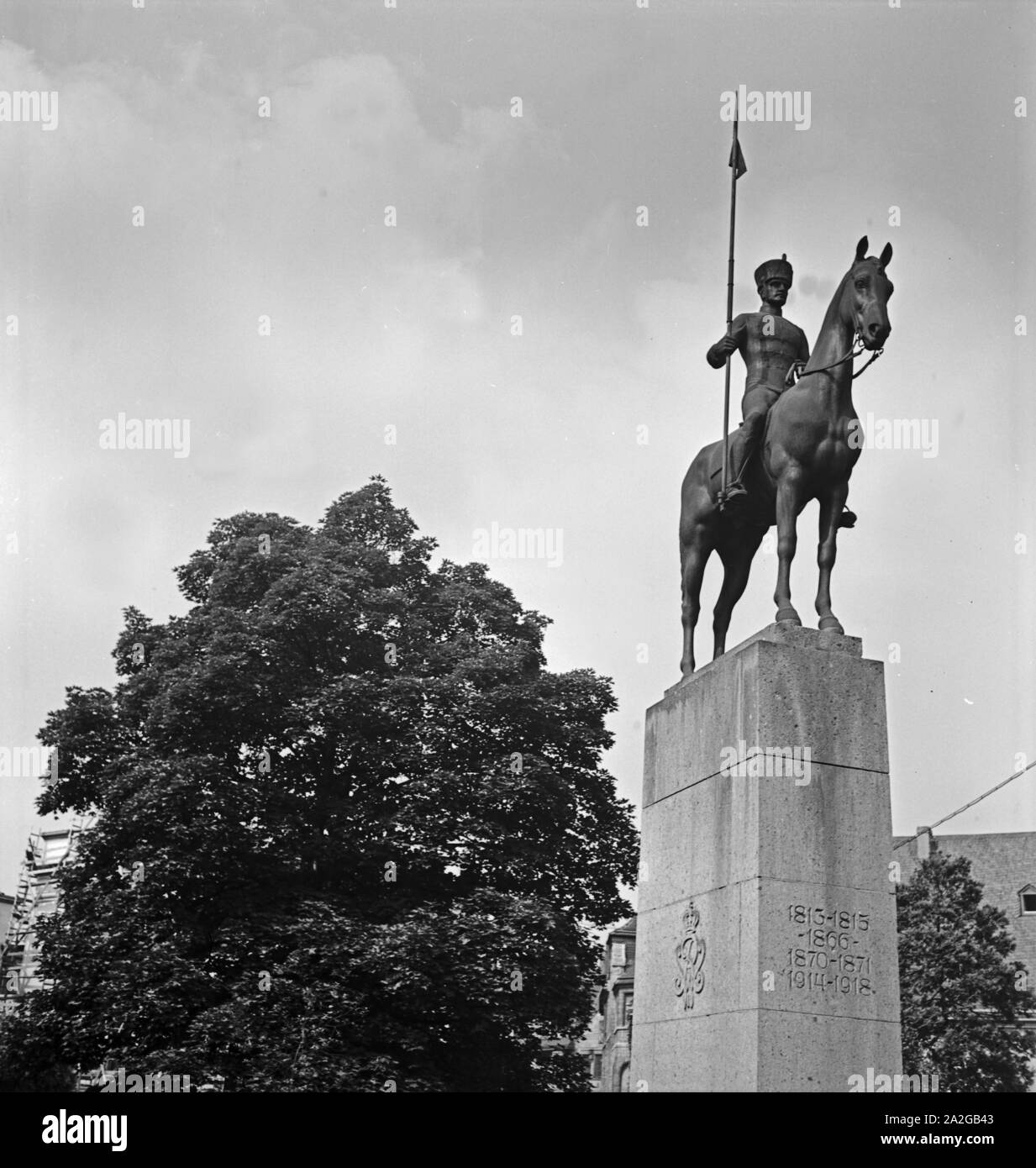 Mit dem martinsplatz Ehrenmal für die Gefallenen der Stadt Bonn seit den napoleonischen Befreiungskriegen 1813, Deutschland 1930er Jahre. Kriegerdenkmal für die gefallenen Soldaten des Bonn Martin Platz mit allen Kriegen seit der Napoleonischen Befreiungskriege 1813, Deutschland 1930. Stockfoto