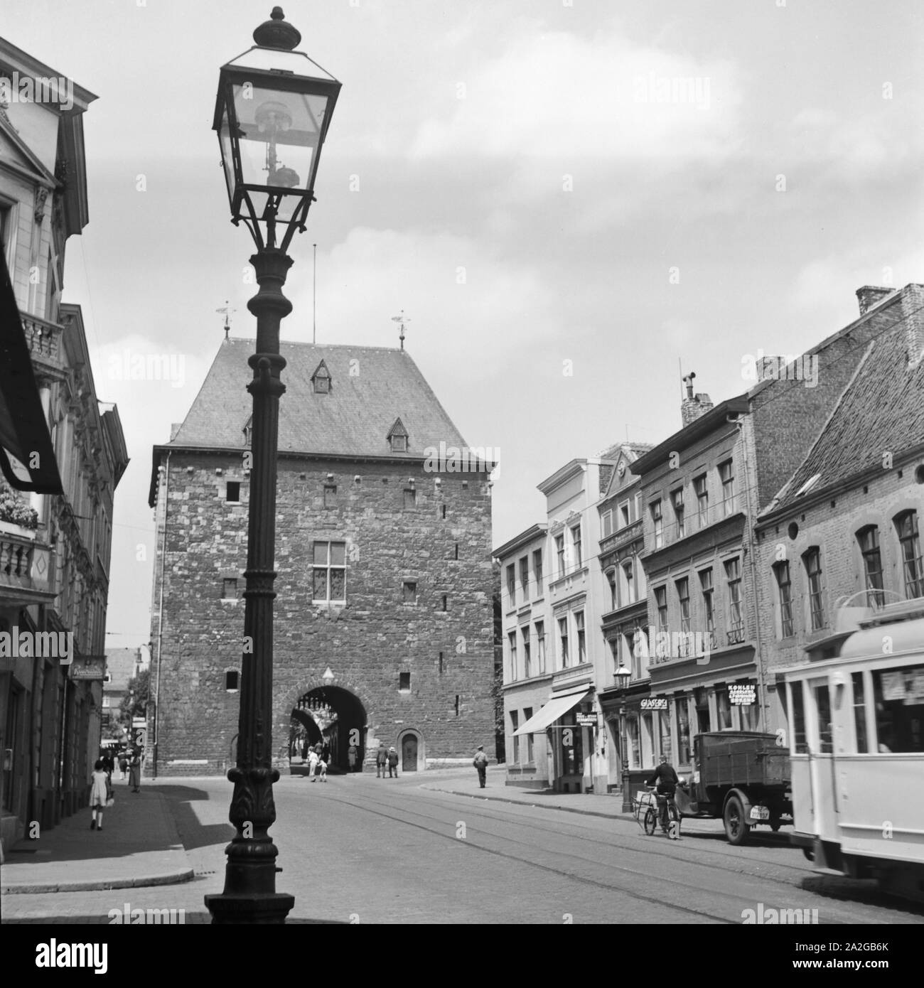 Das ponttor Aachen von Süden, Deutschland 1930er Jahre. Ponttor, eines der Tore der Stadt Aachen, aus dem Süden, Deutschland 1930. Stockfoto