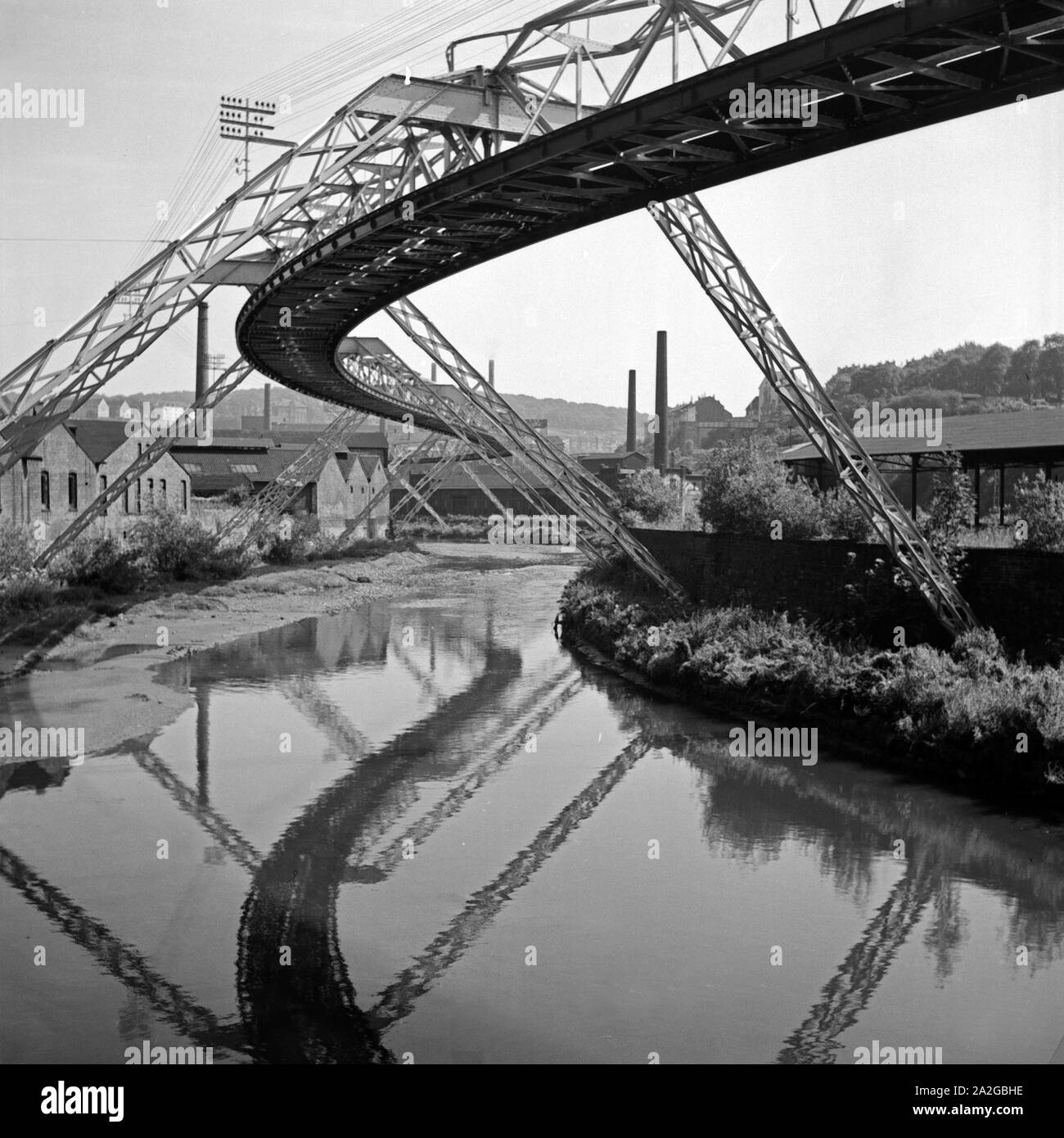 Strecke der Wuppertaler Schwebebahn in Elberfeld, Deutschland 1930er Jahre. Anschluss der Wuppertaler Schwebebahn in Elberfeld, Deutschland 1930. Stockfoto