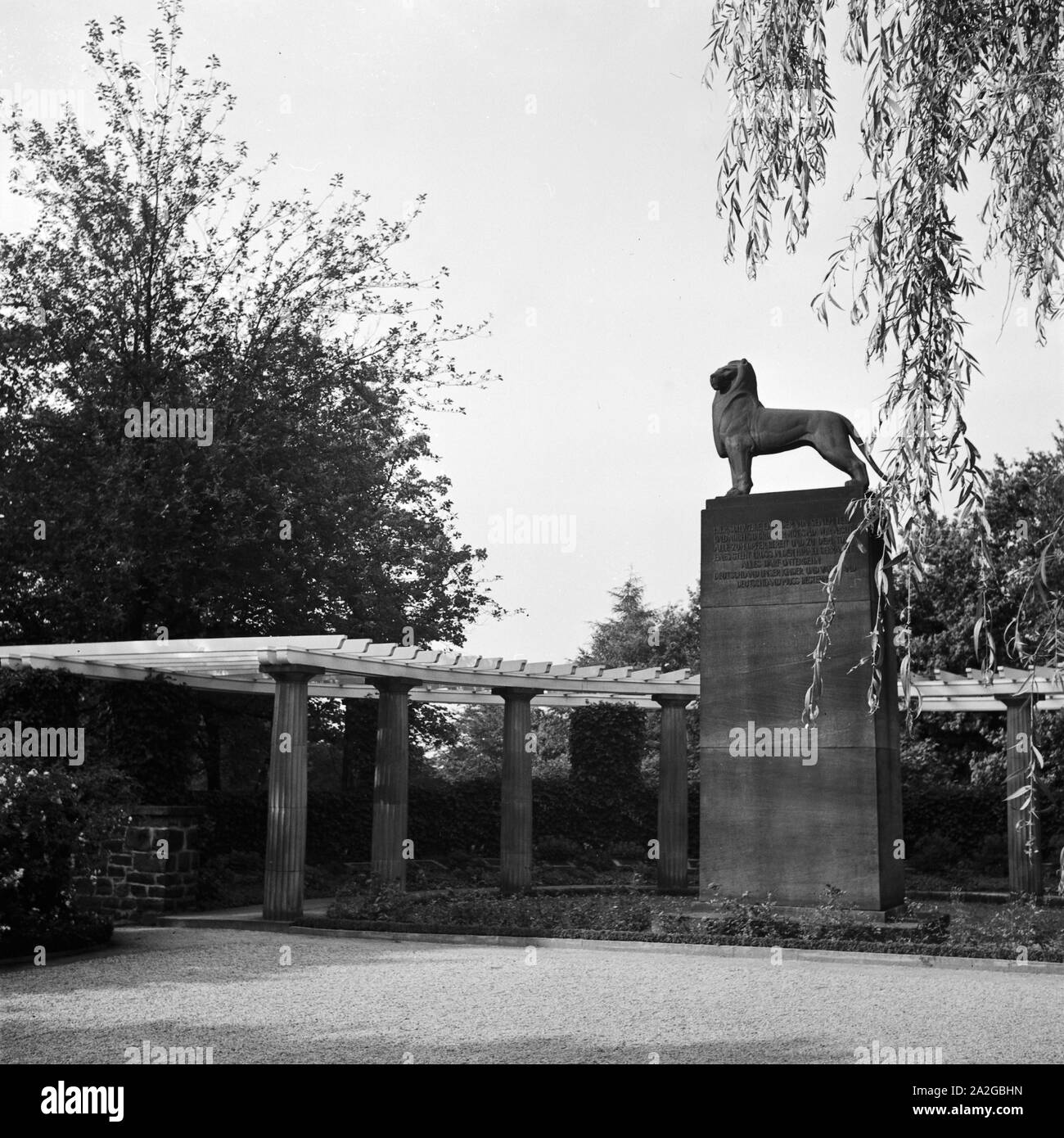 Der Ehrenfriedhof in Wuppertal Barmen bin Barmer Wald an der Lönsstraße mit dem Ehrenmal für die im 1. Weltkrieg gefallenen Barmer Bürger, Deutschland 1930er Jahre. Ersten Weltkrieg Denkmal für die gefallenen Soldaten des Wuppertal Barmen, Deutschland 1930. Stockfoto