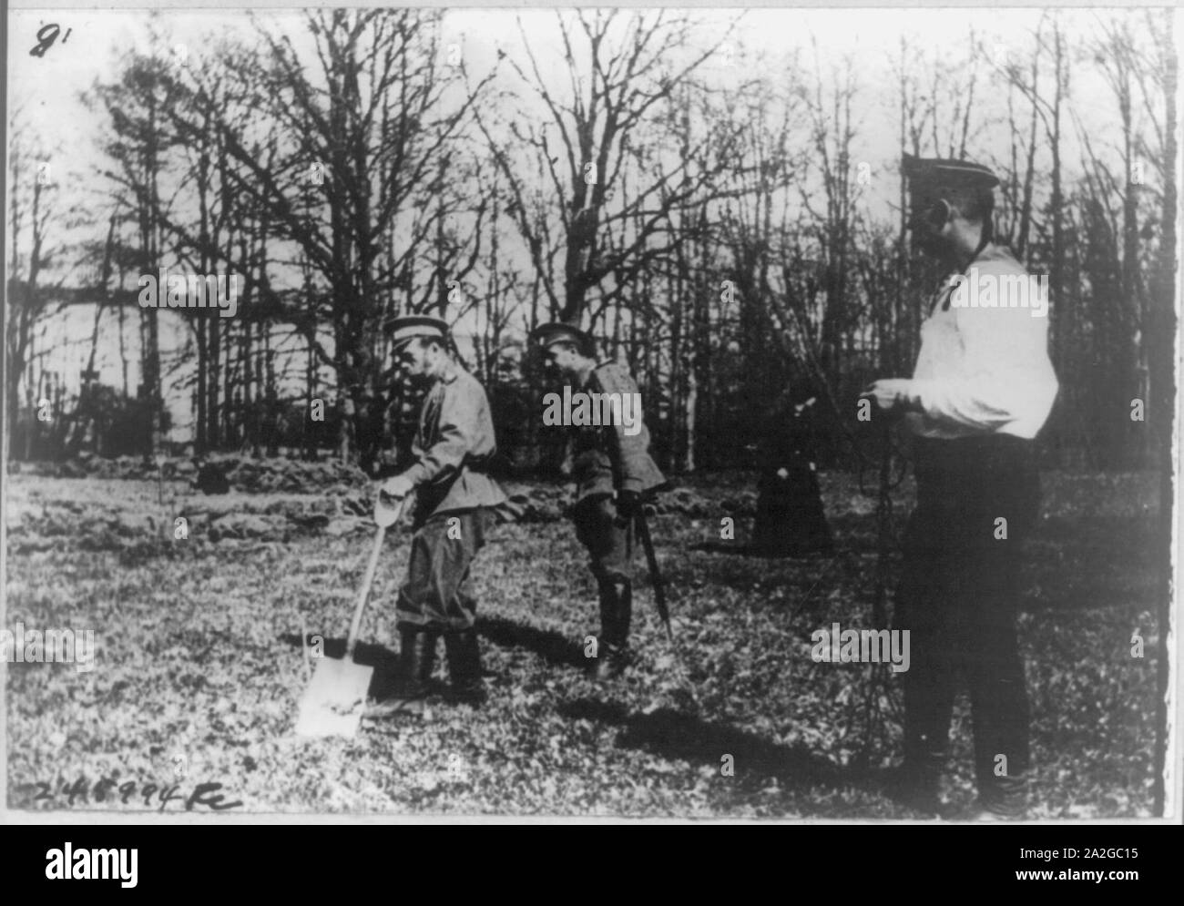 Kaiser Nikolaus II. in der Küche Garten arbeiten in Zarskoje Selo. Hinter ihm der Offizier der Wache Stockfoto