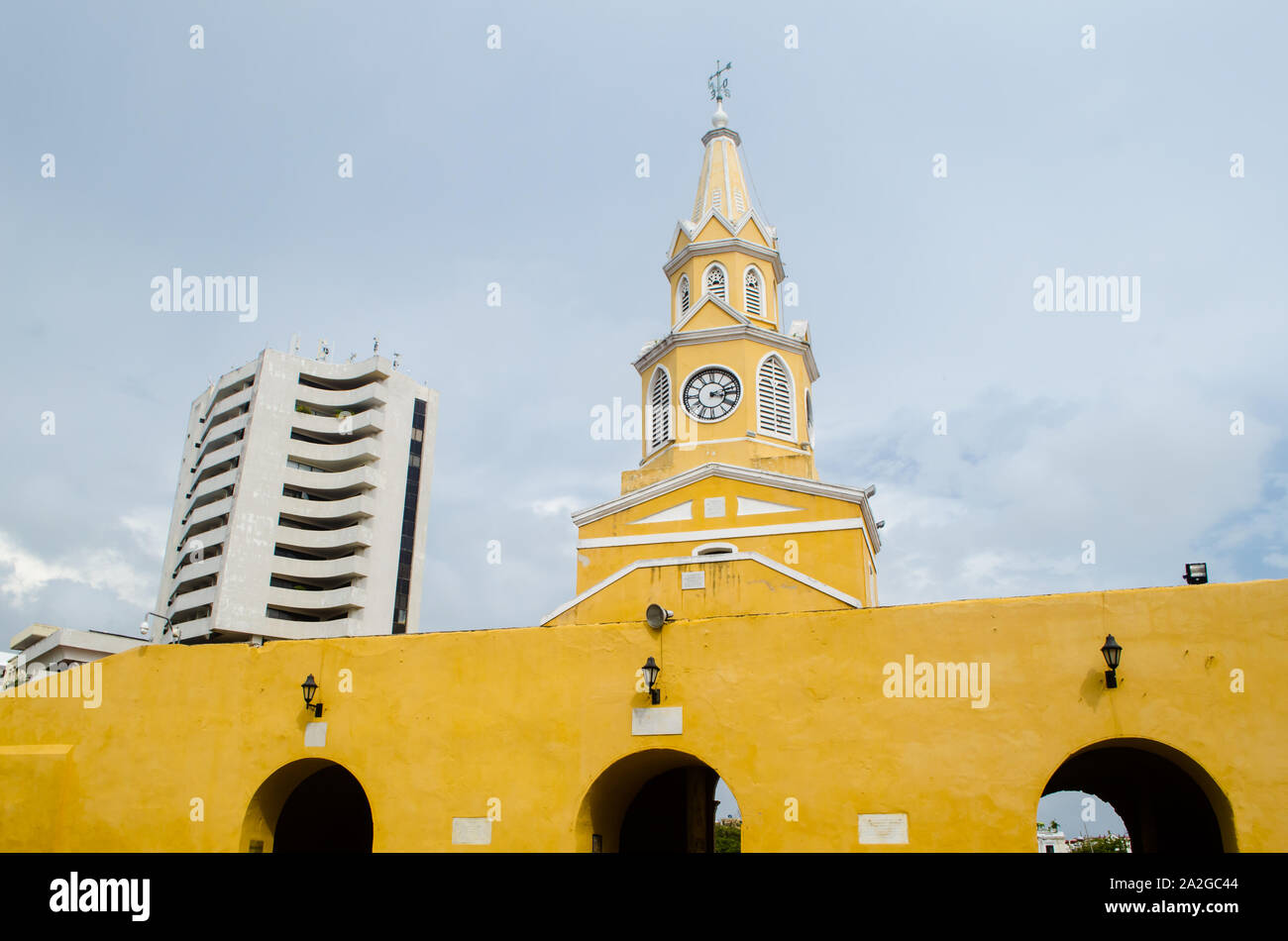 Die famoous Uhrturm am Eingang an der Stadtmauer von Cartagena Stockfoto
