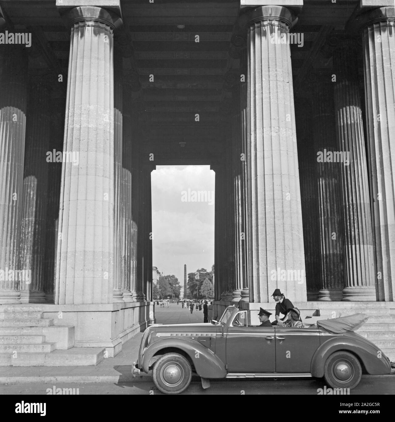 Ein Opel Admiral Cabrio Fährt Auf Dem Königsplatz in München Vor, Deutschland 1930er Jahre. Ein Opel Modell Admiral zu quadratischen Pinakothek in München der 1930er Jahre. Stockfoto