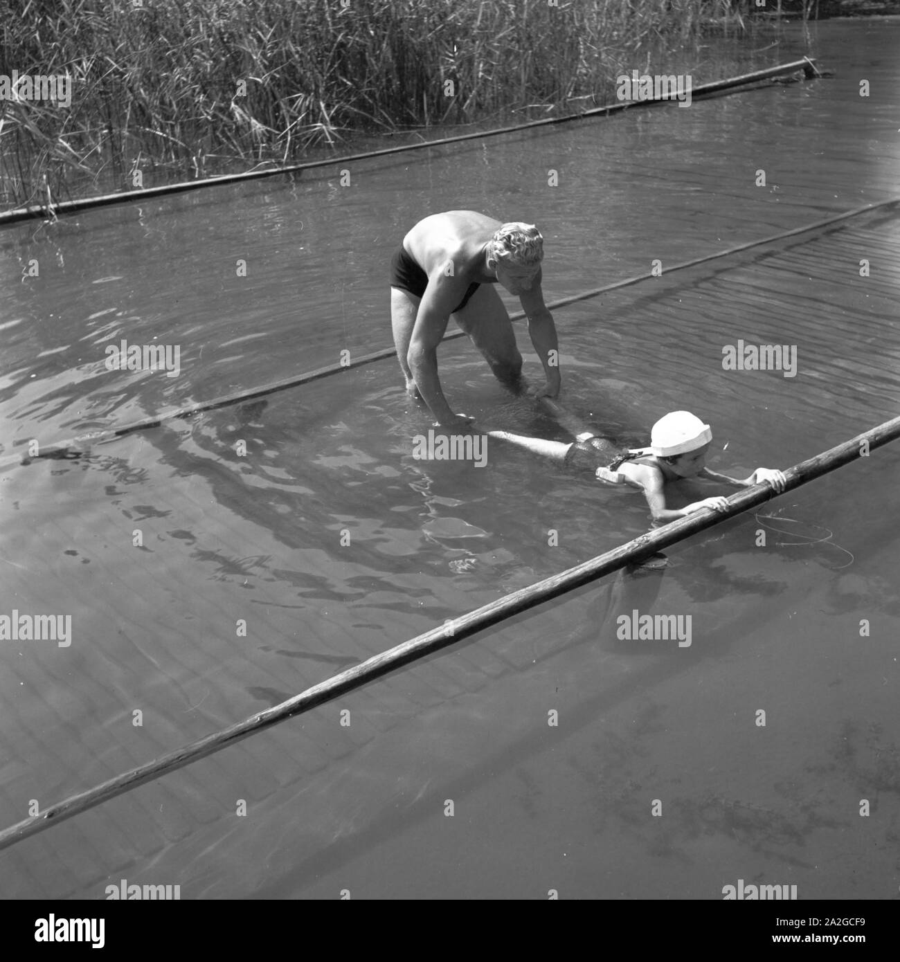 Ein Vater Bringt seit Sohn Das Schwimmen Bei, 1930er Jahre Deutschland. Ein Vater lehrt seinen Sohn wie man schwimmt, Deutschland der 1930er Jahre. Stockfoto