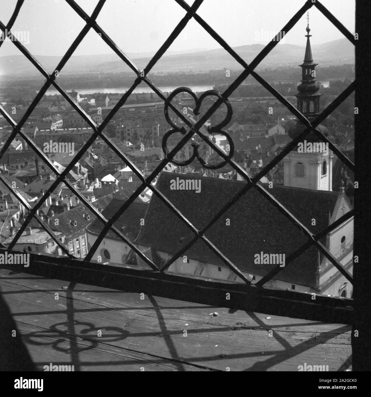 Blick vom Turm der Frauenbergkirche in die Pfarrkirche Hl. Nikolaus in Krems an der Donau, Österreich 1930er Jahre. Blick vom Glockenturm der Frauenbergkirche Kirche zu St. Nikolaus Kirche bei Krems an der Donau, Österreich 1930. Stockfoto