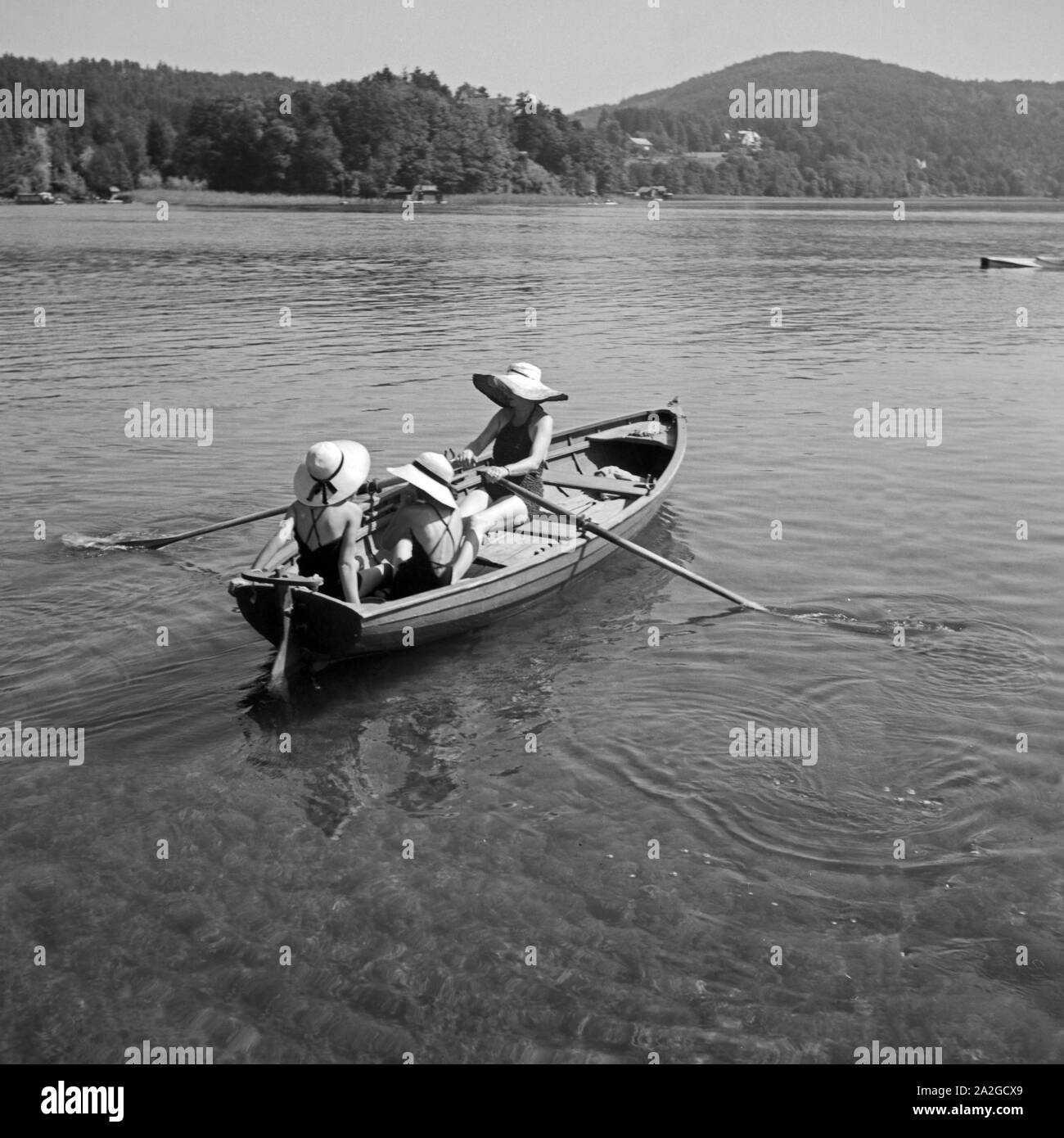 Ausflug mit dem Ruderboot in einem finden Sie in Österreich, 1930er Jahre. Rudern Reise auf einem See in Österreich, 1930. Stockfoto