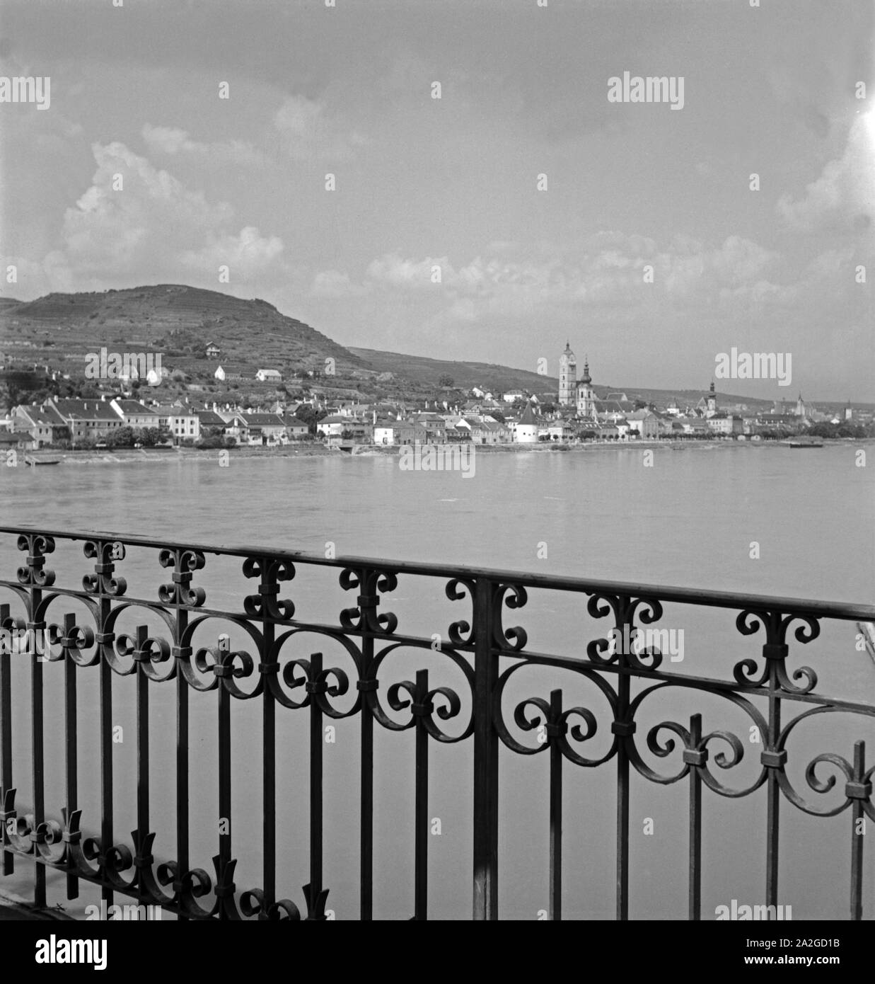 Blick auf den Stadtteil Stein von Krems an der Donau, Österreich 1930er Jahre. Blick auf Stein, ein Viertel der Stadt Krems an der Donau, Österreich 1930. Stockfoto Blick auf den Stadtteil Stein von Krems an der Donau, Österreich 1930er Jahre. Blick auf Stein, ein Viertel der Stadt Krems an der Donau, Österreich 1930. Stockfoto