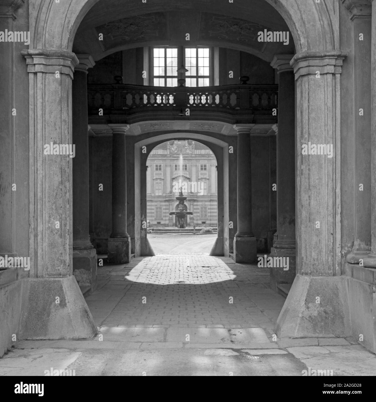 Blick in den Eingangsbereich von Kloster Melk in Österreich, 1930er Jahre. Blick auf den Innenhof des Stift Melk in Österreich, 1930. Stockfoto