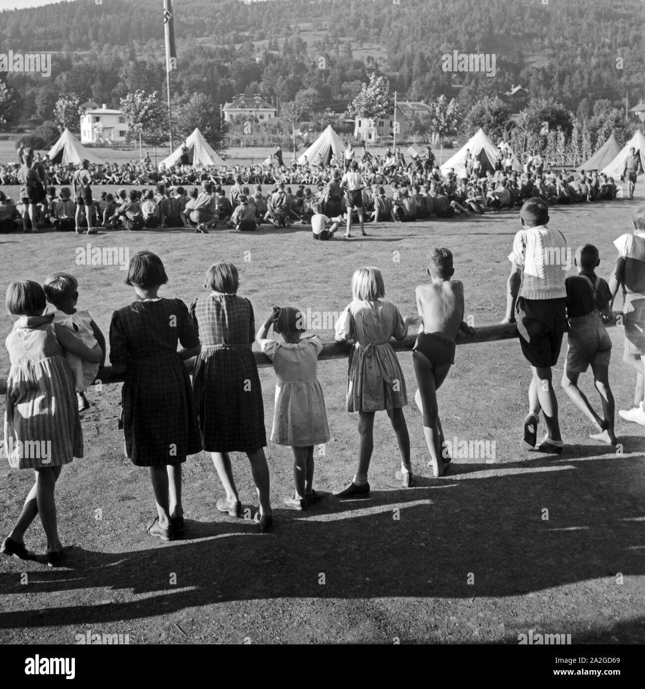 Zivilistenkinder Schulmeisterschaft den Hitlerjungen bei einem Sportwettkampf zu im Hitlerjugend Lagerbier, Österreich 1930er Jahre. Ciivilian Kinder beobachten ein Hitler Jugend Sport Wettbewerb im Camp, Österreich 1930. Stockfoto