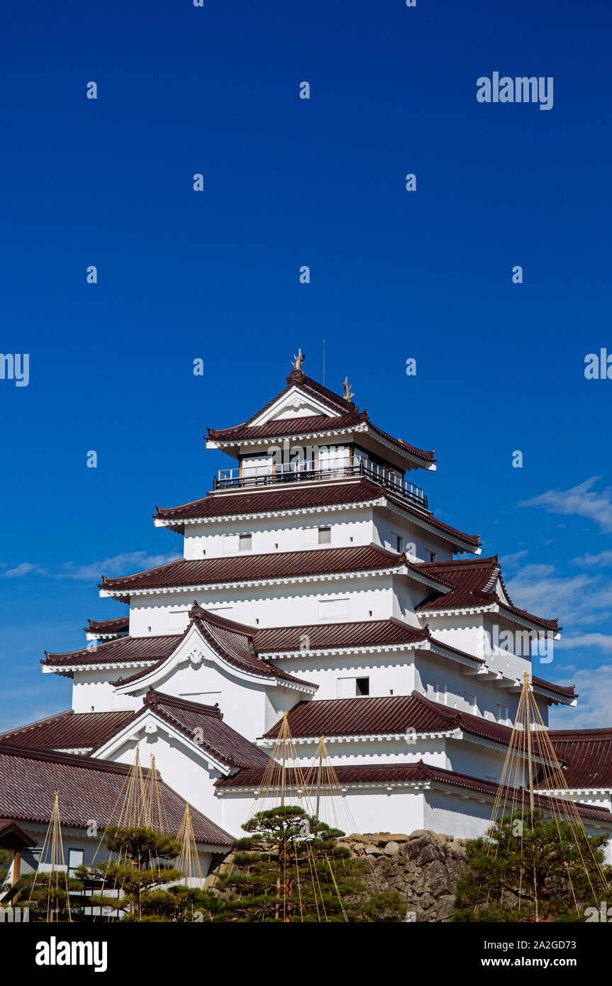 DEC 4, 2018 Aizu Wakamatsu, Japan - Aizu Wakamatsu Tsuruga Schloss und Pine Tree in Winter Park unter blauen Himmel. Fukushima Samurai Herr fortess in Edo p Stockfoto